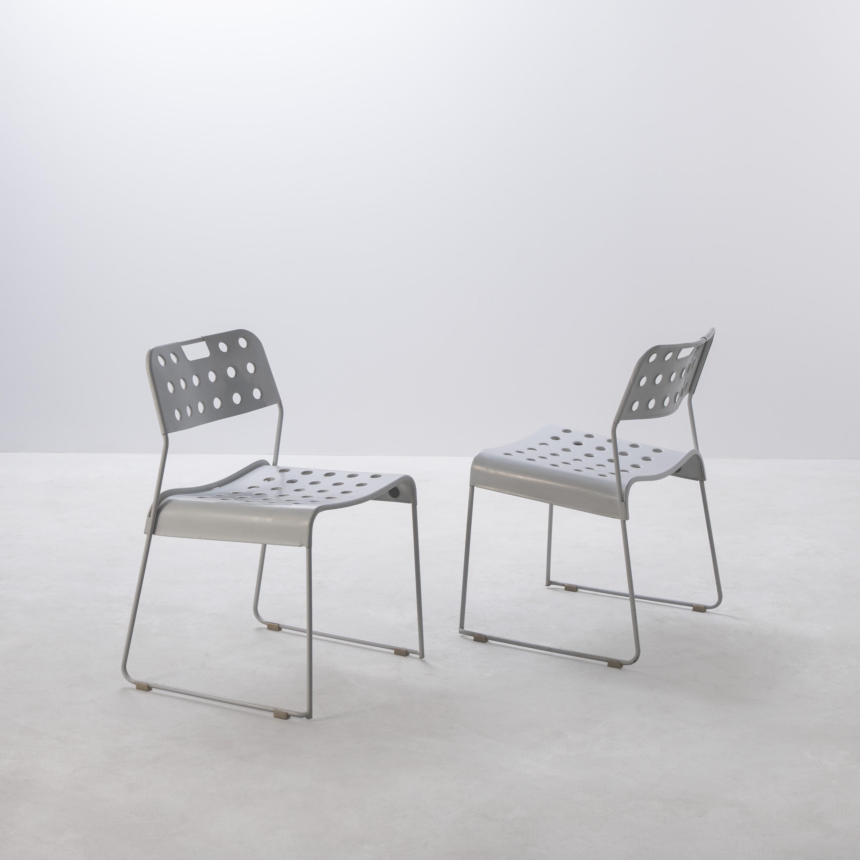 Rodney Kinsman, Quattro sedie Omstak, alluminio verniciato