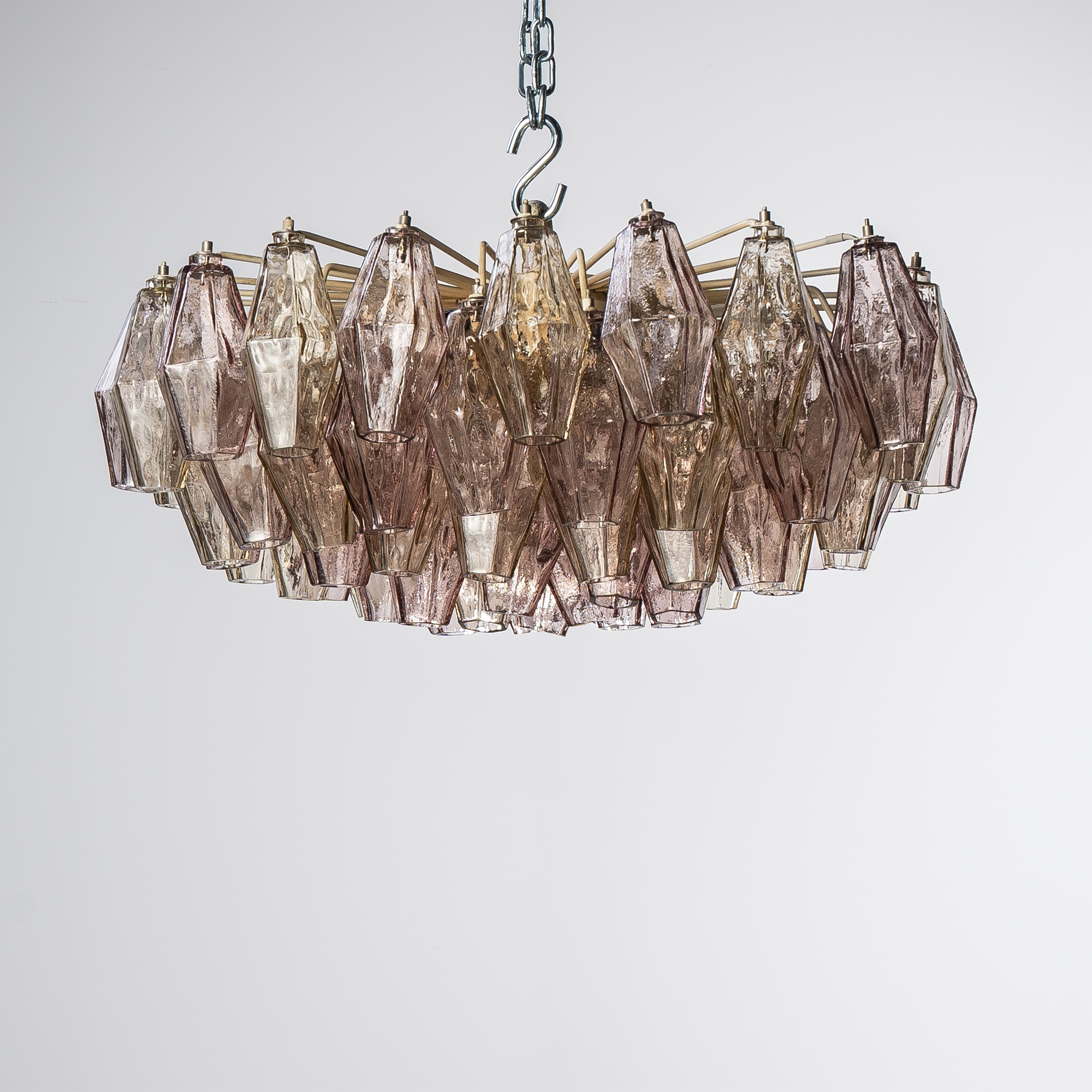 Carlo Scarpa, Coppia di lampadari a sospensione in vetri policromi, produzione Venini