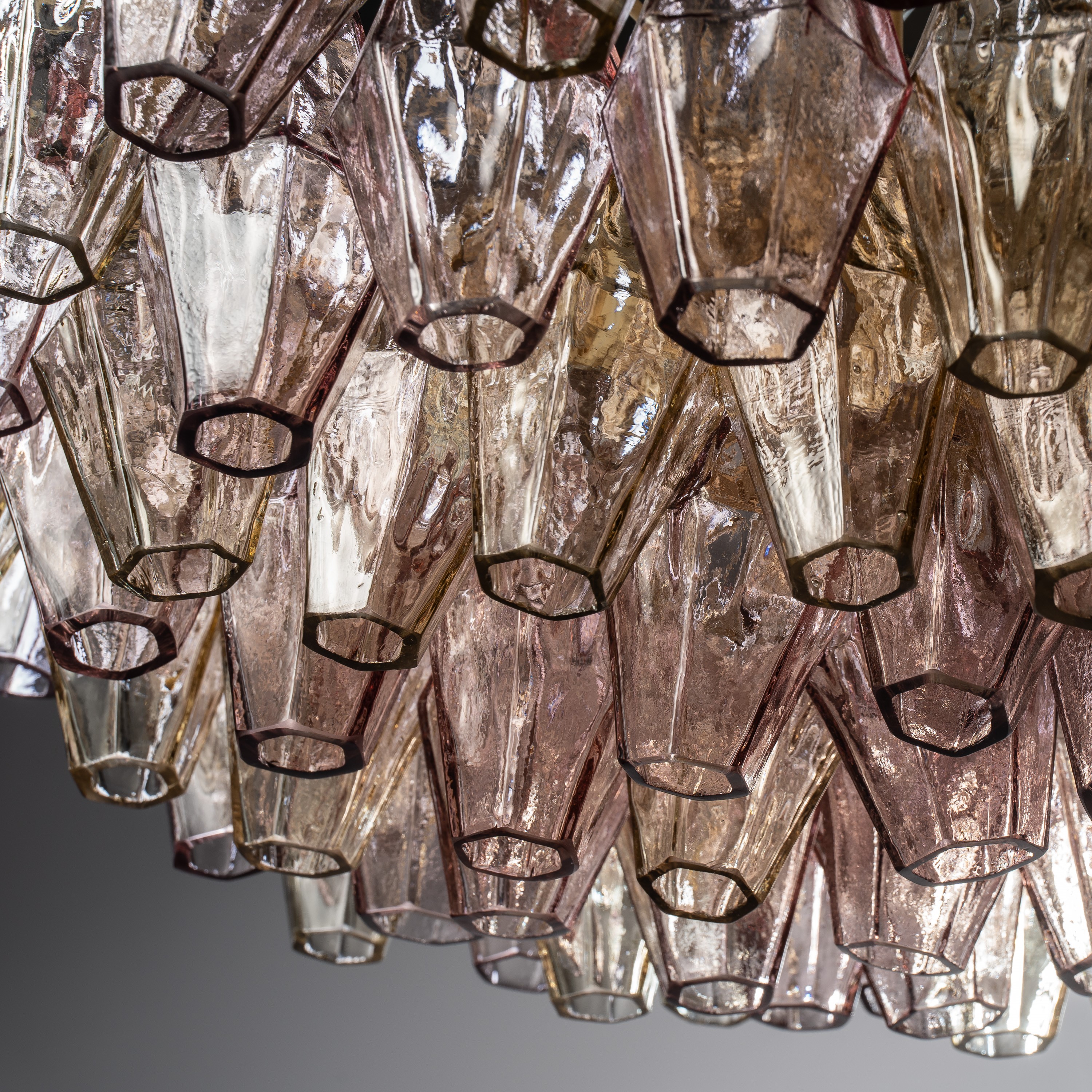 Carlo Scarpa, Coppia di lampadari a sospensione in vetri policromi, produzione Venini