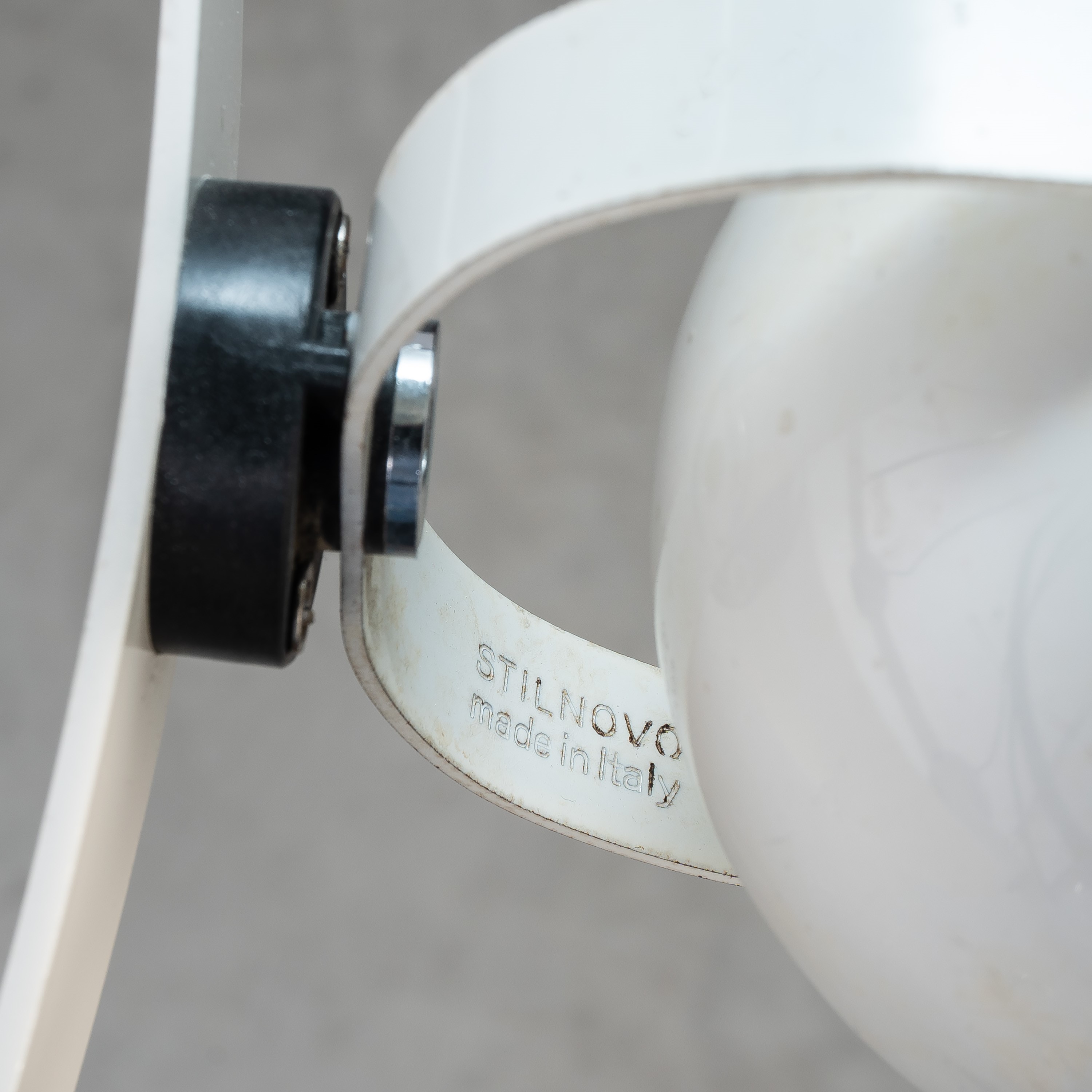 Stilnovo, Lampadario a sospensione in metallo cromato e verniciato