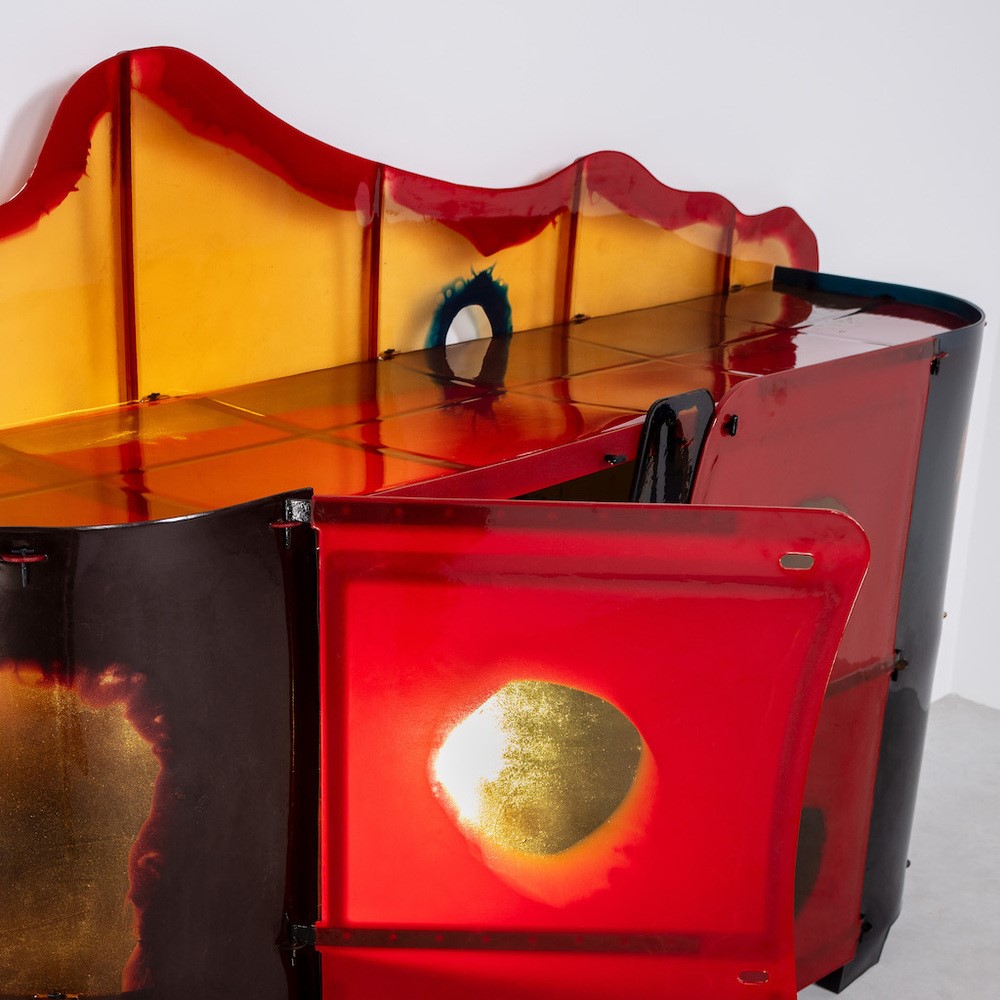 Gaetano Pesce, Credenza a due ante “Nobody’s Pefect”, resina
