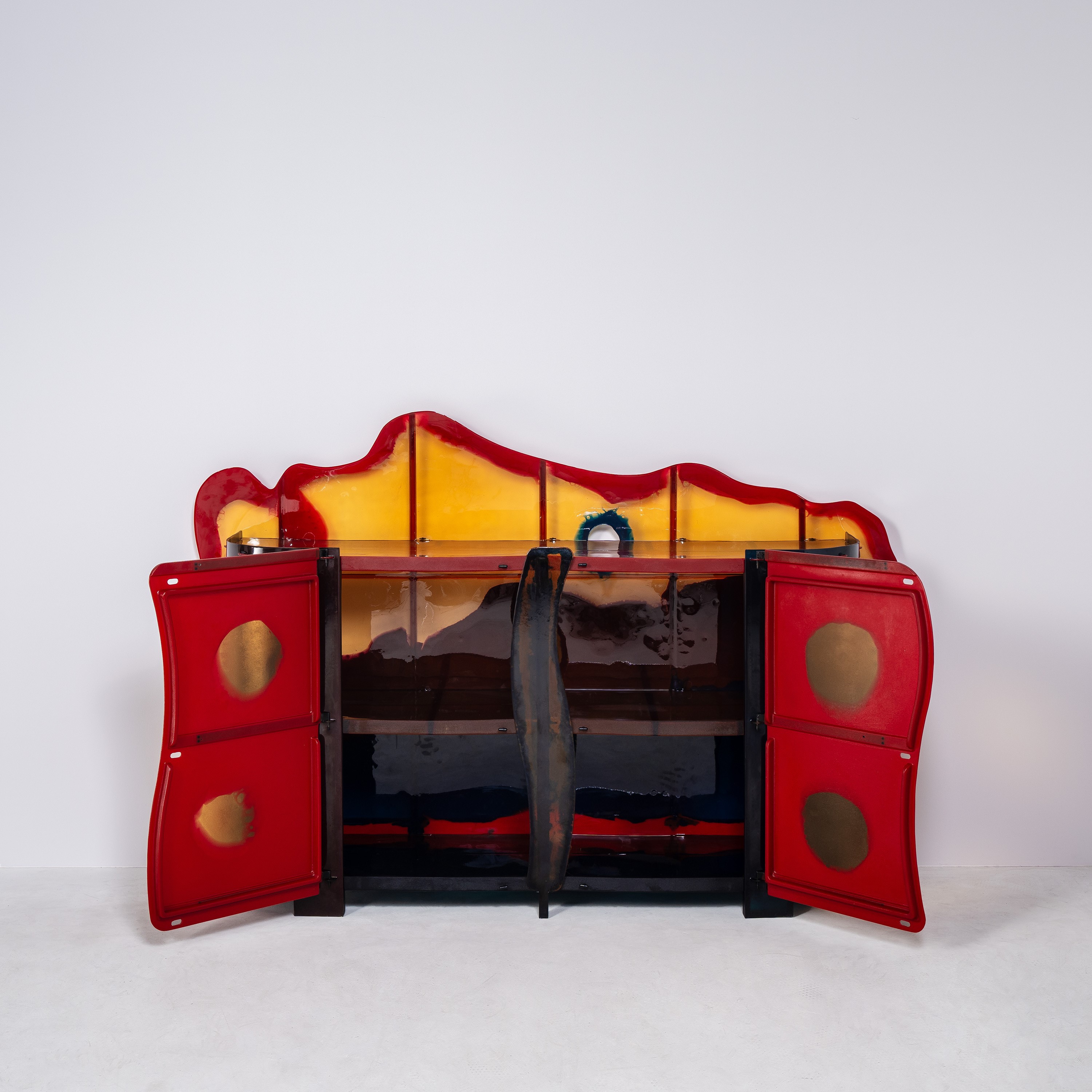 Gaetano Pesce, Credenza a due ante “Nobody’s Pefect”, resina