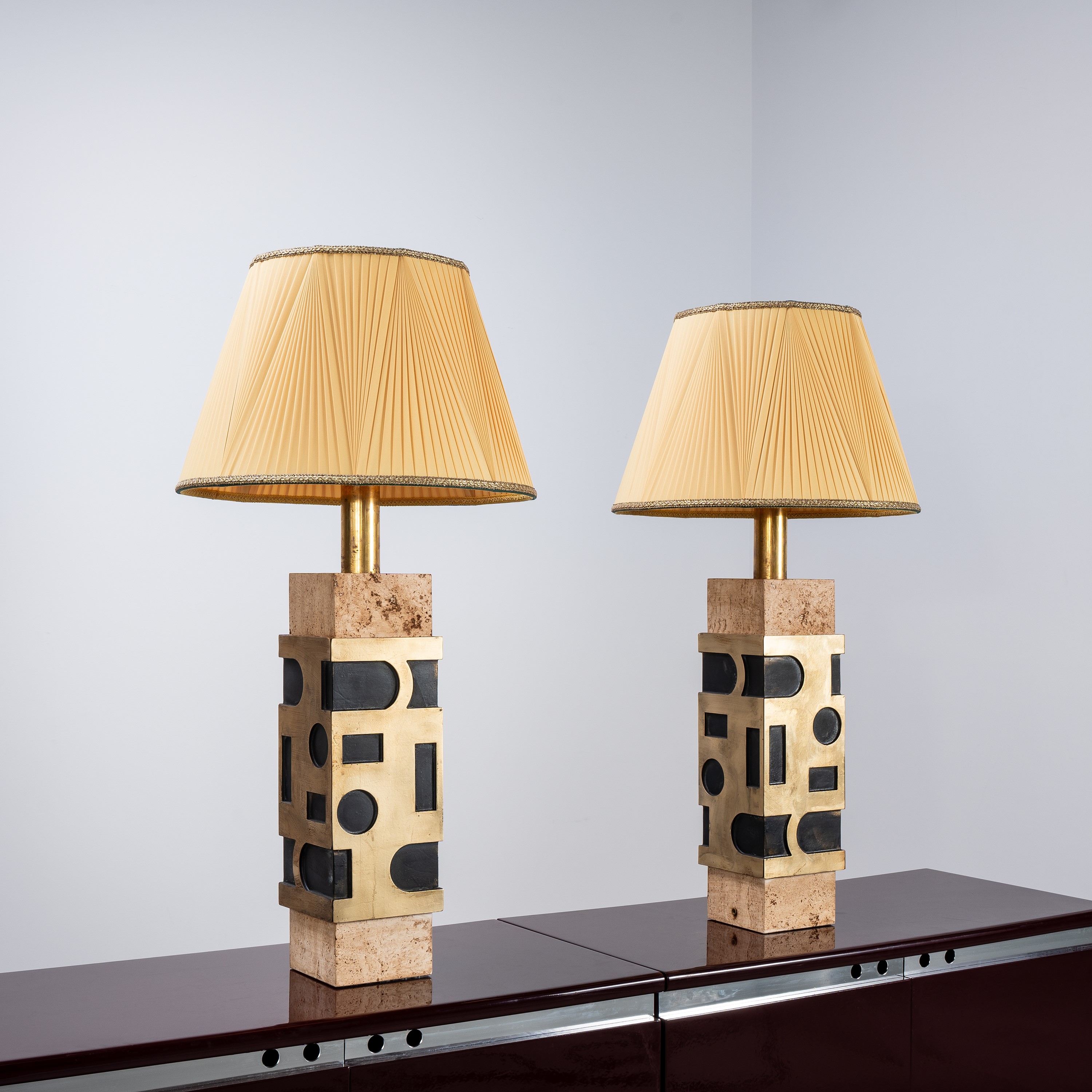Coppia di lampade da tavolo, marmo travertino e ottone