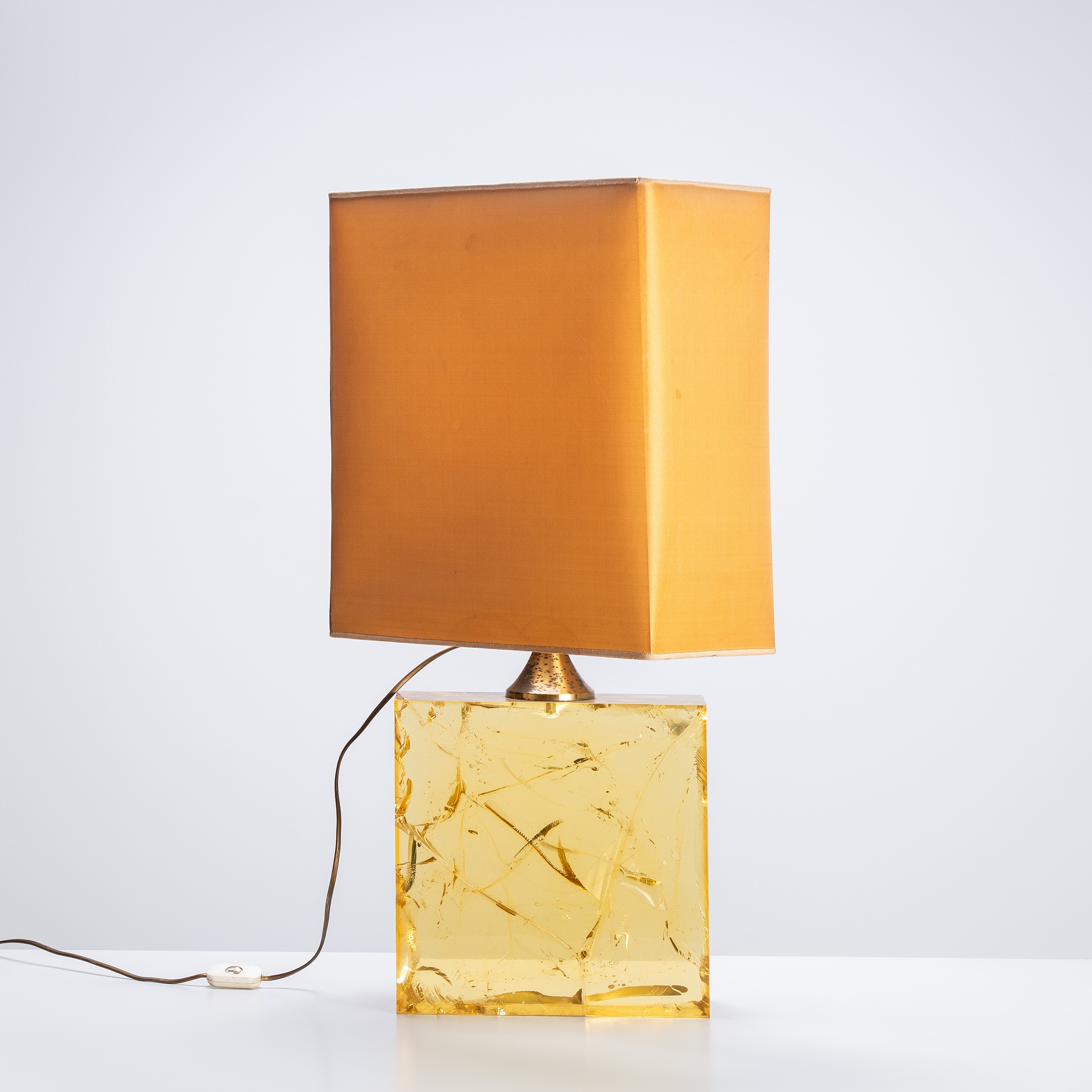 Lampada da tavolo, resina e ottone