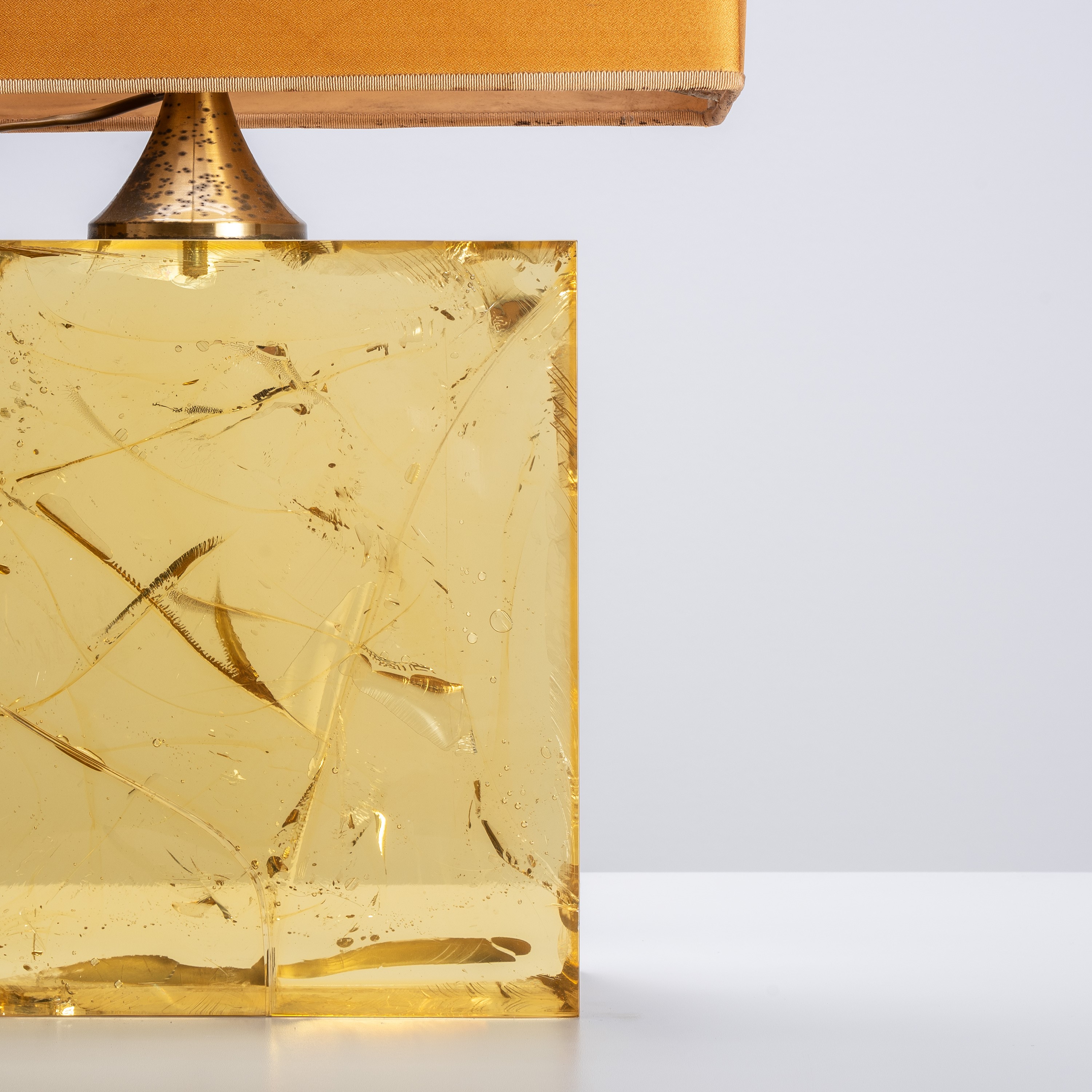 Lampada da tavolo, resina e ottone