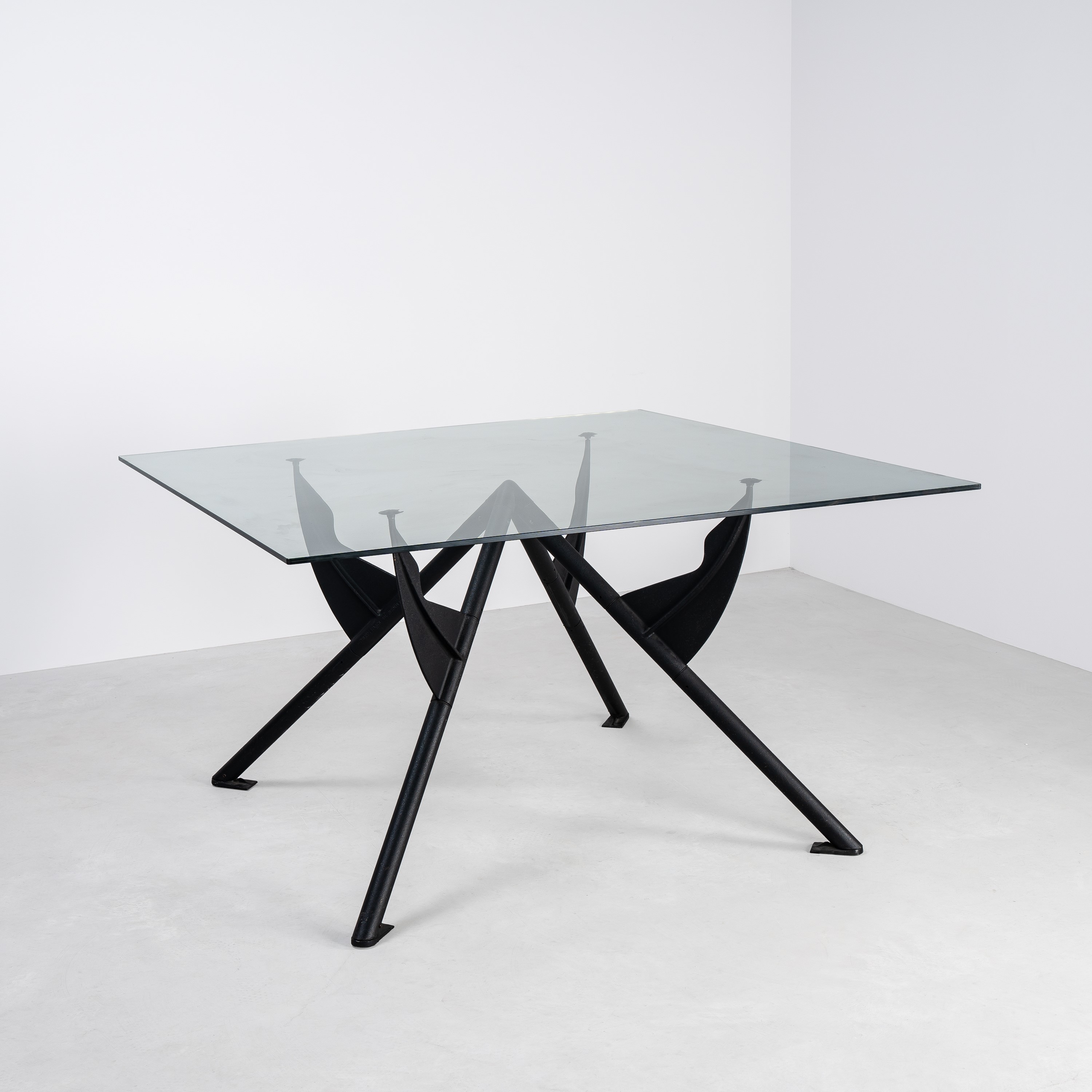 Philippe Starck, Tavolo quadrato President M, acciaio smaltato e vetro