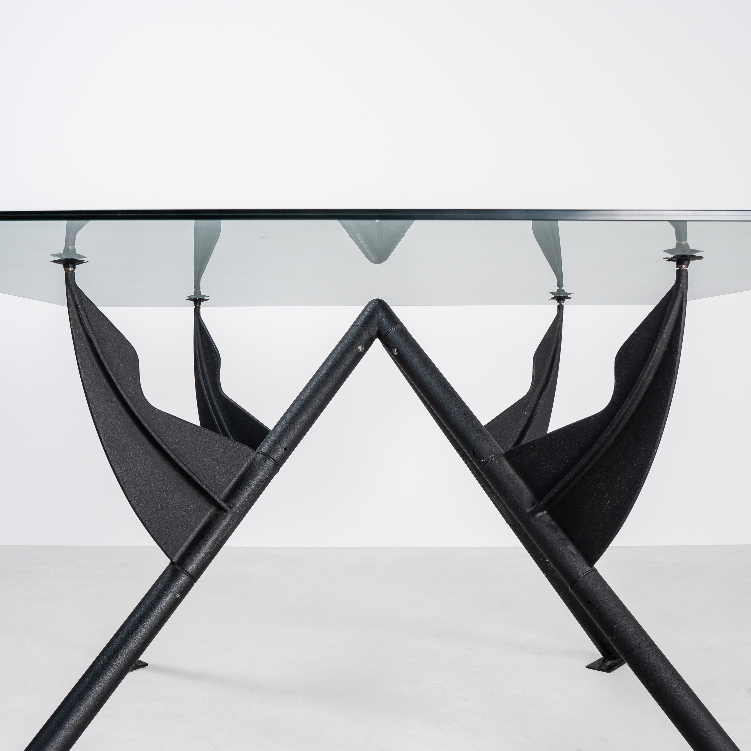 Philippe Starck, Tavolo quadrato President M, acciaio smaltato e vetro