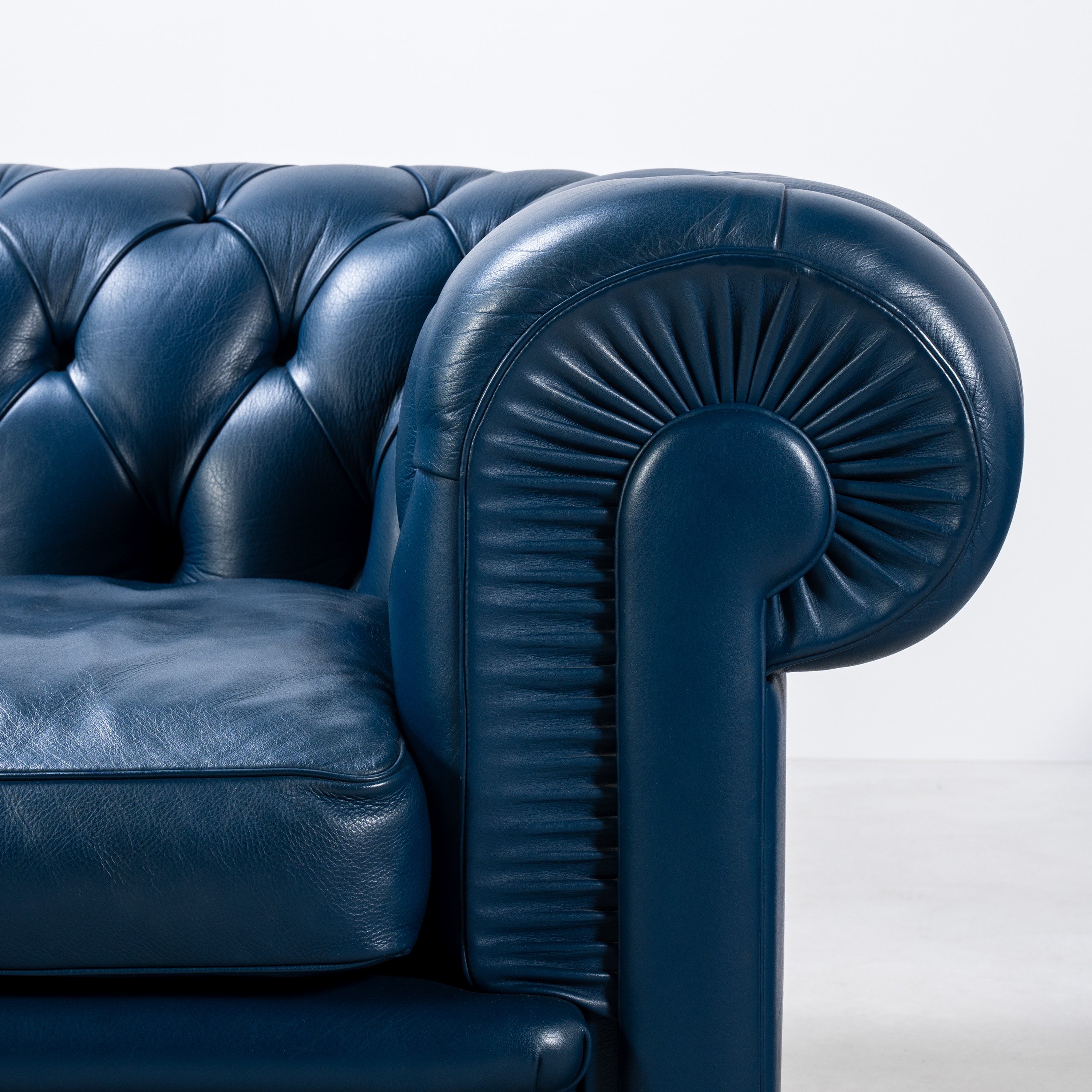 Renzo Frau, Coppia divani Chester 934 in pelle e legno