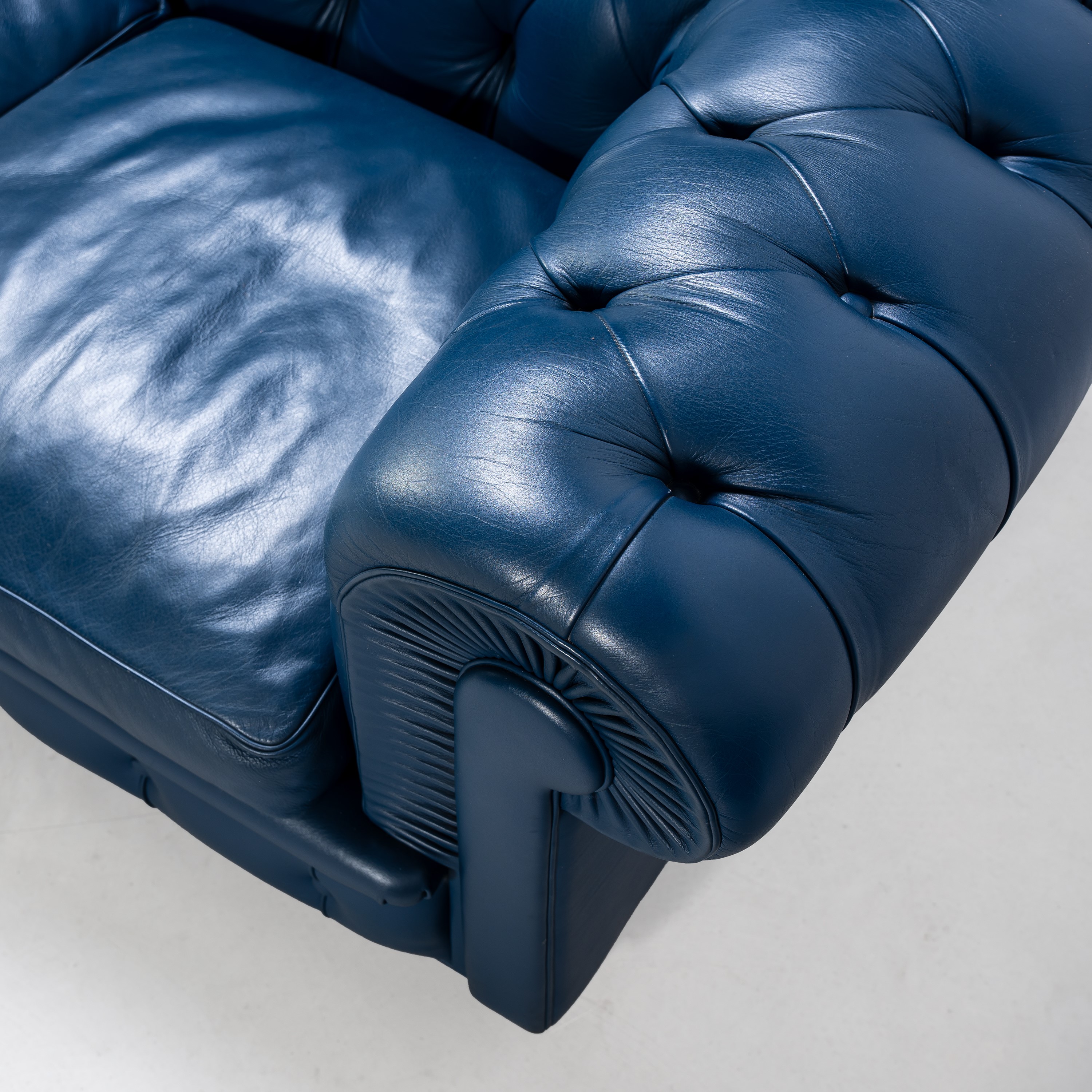 Renzo Frau, Coppia divani Chester 934 in pelle e legno