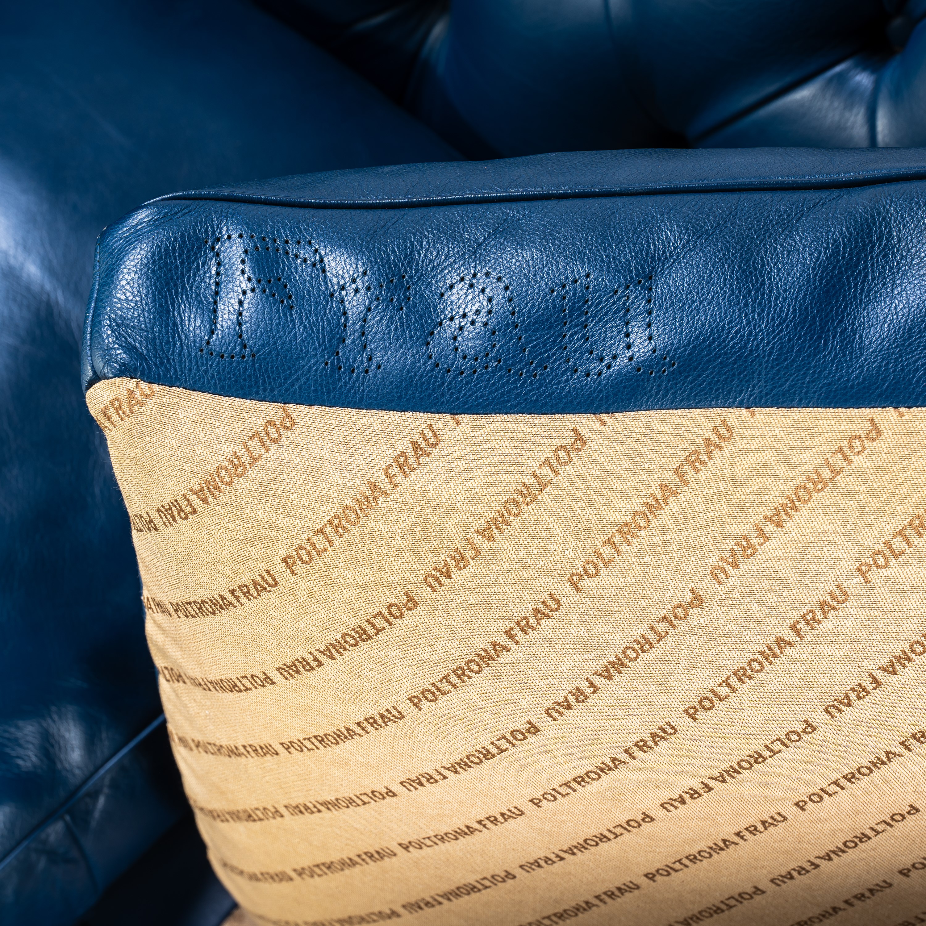 Renzo Frau, Coppia divani Chester 934 in pelle e legno