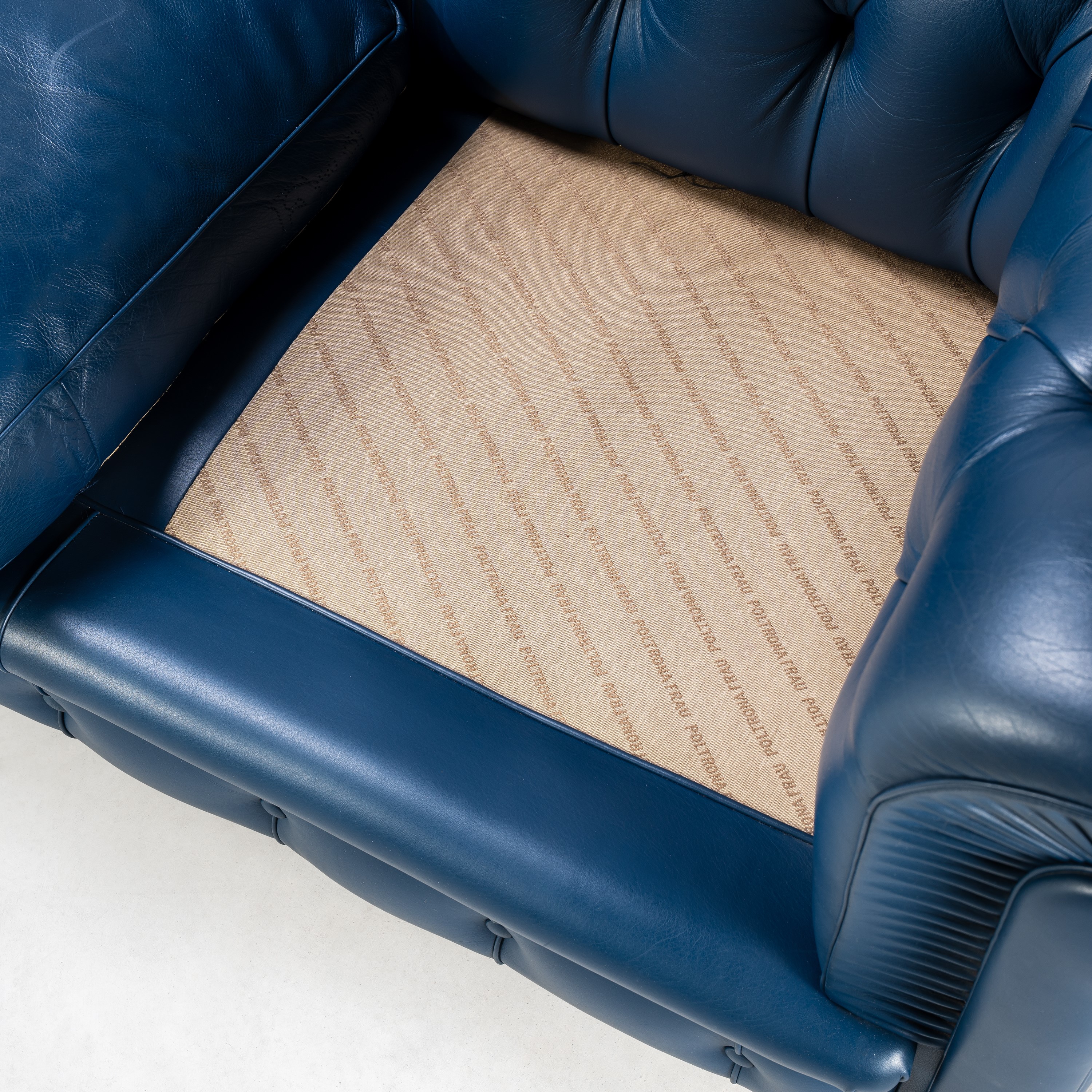 Renzo Frau, Coppia divani Chester 934 in pelle e legno