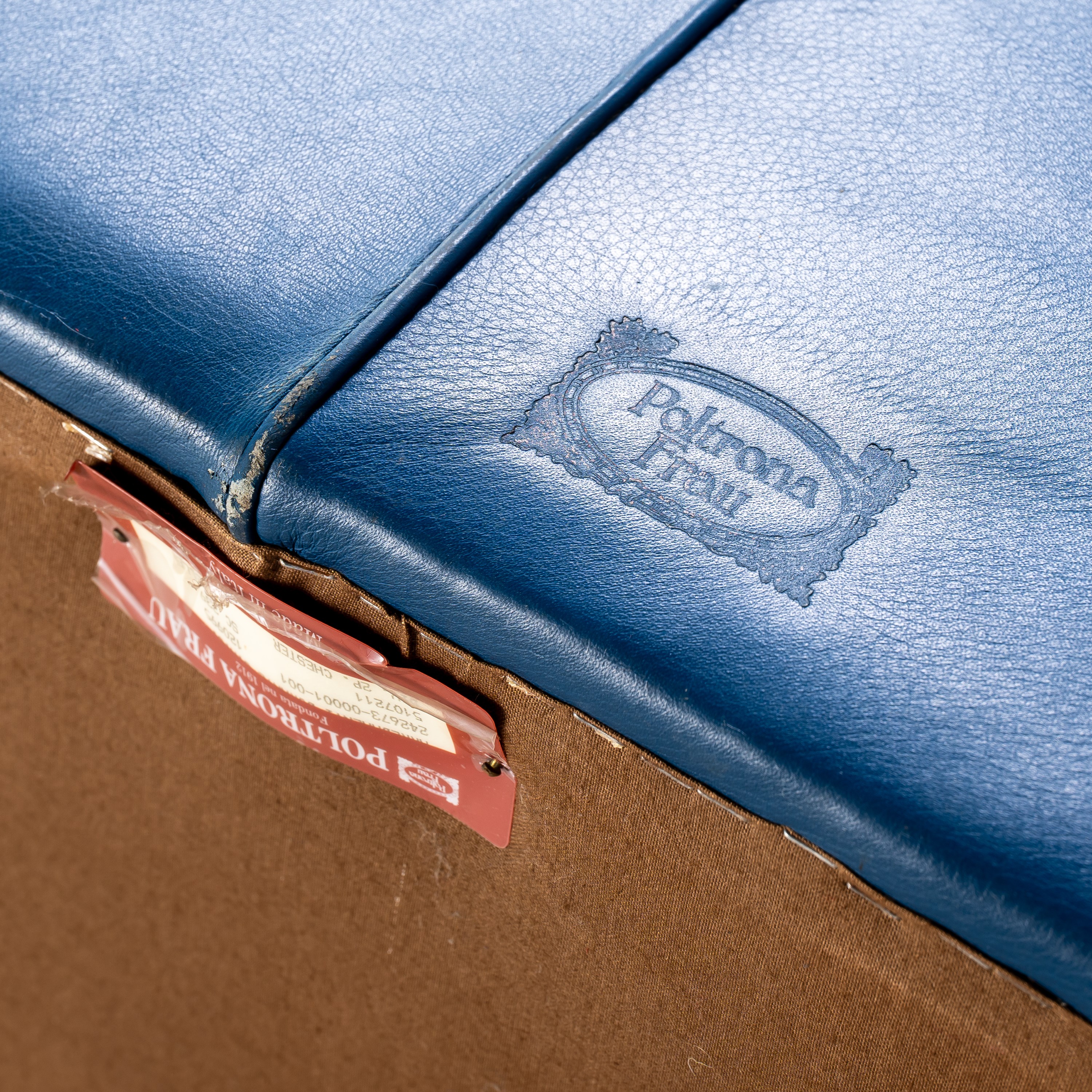 Renzo Frau, Coppia divani Chester 934 in pelle e legno