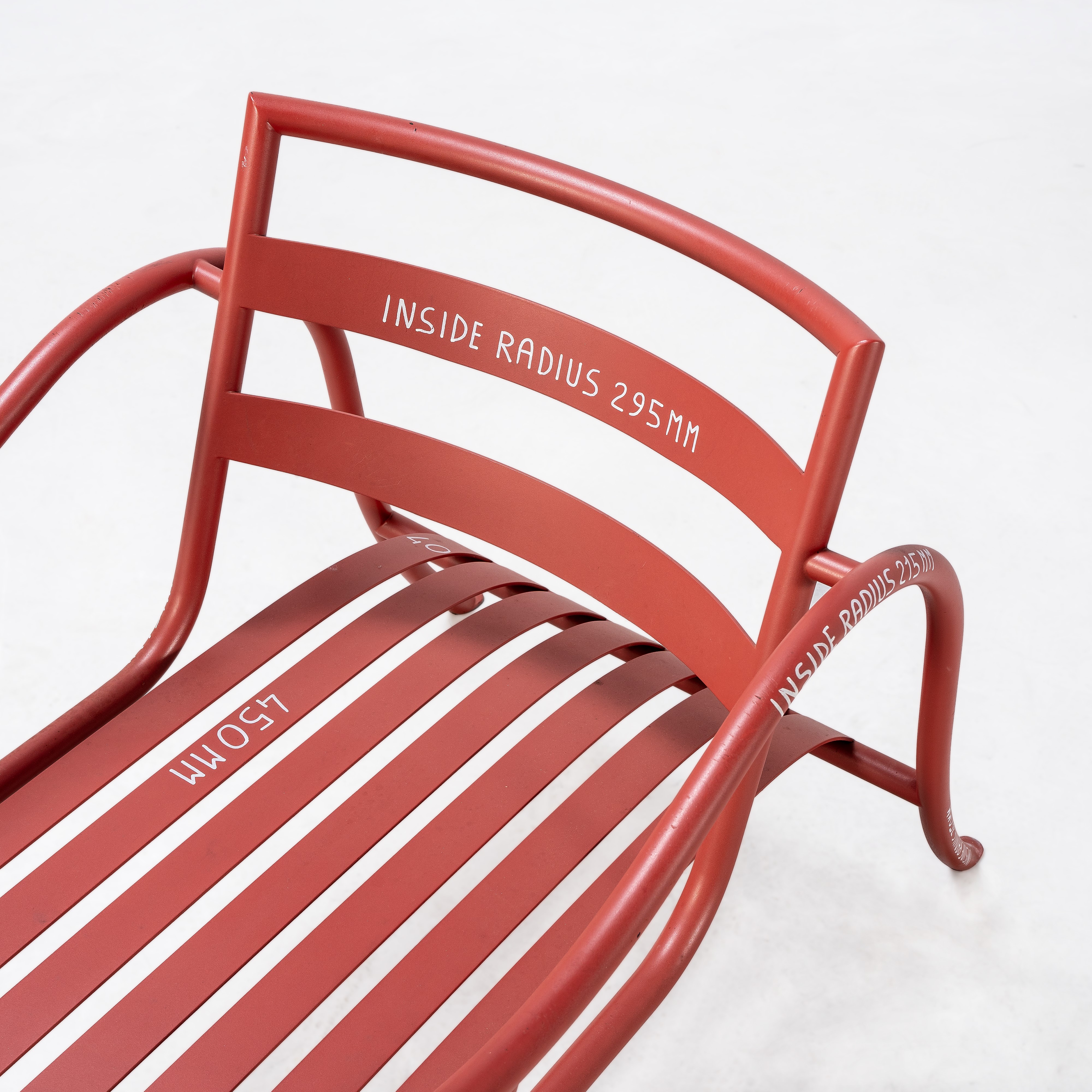 Jasper Morrison, Thinking Man's Chair — struttura in metallo verniciato