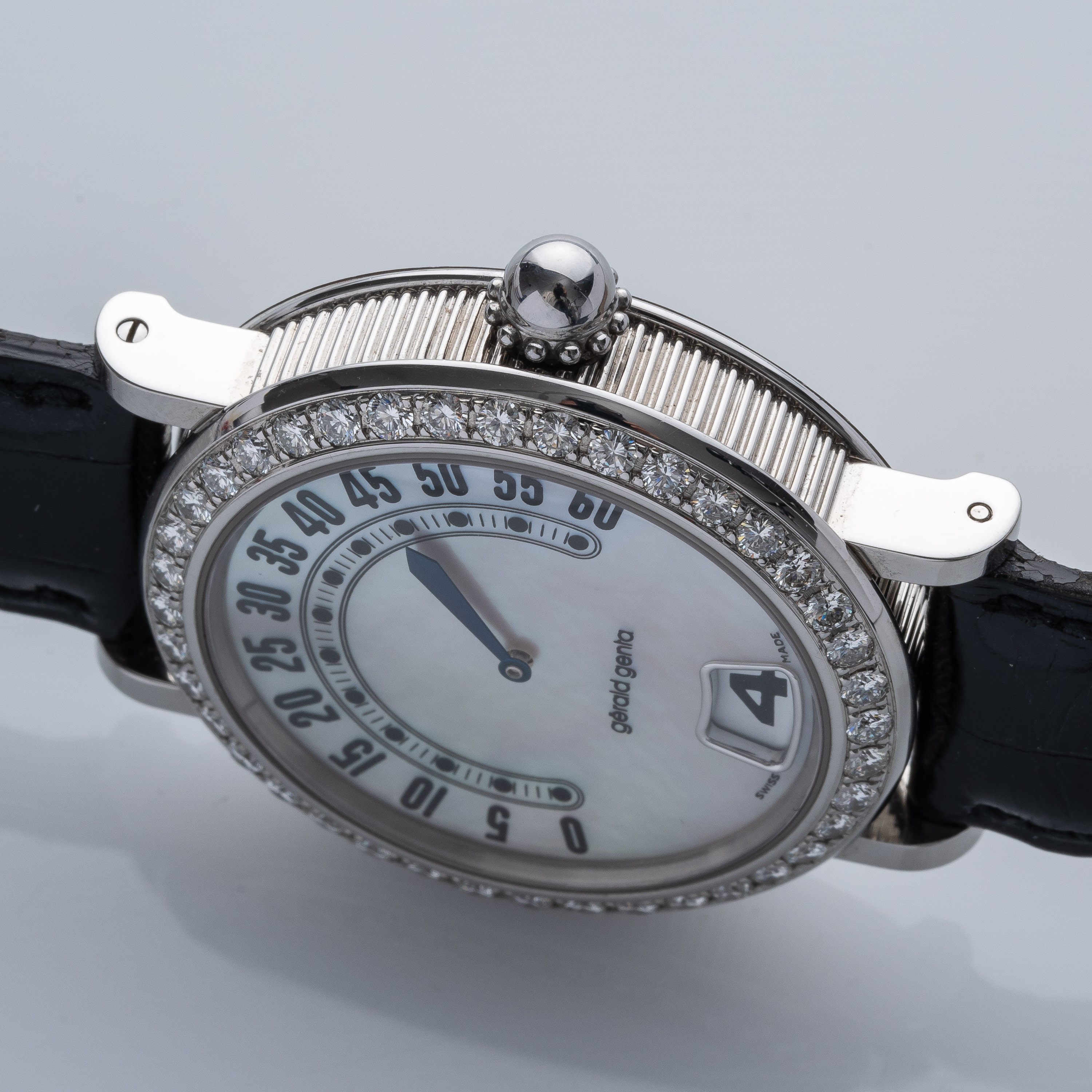 Gerald Genta - Retrogrado G3634, orologio in acciaio con quadrante in madreperla e ghiera in diam...