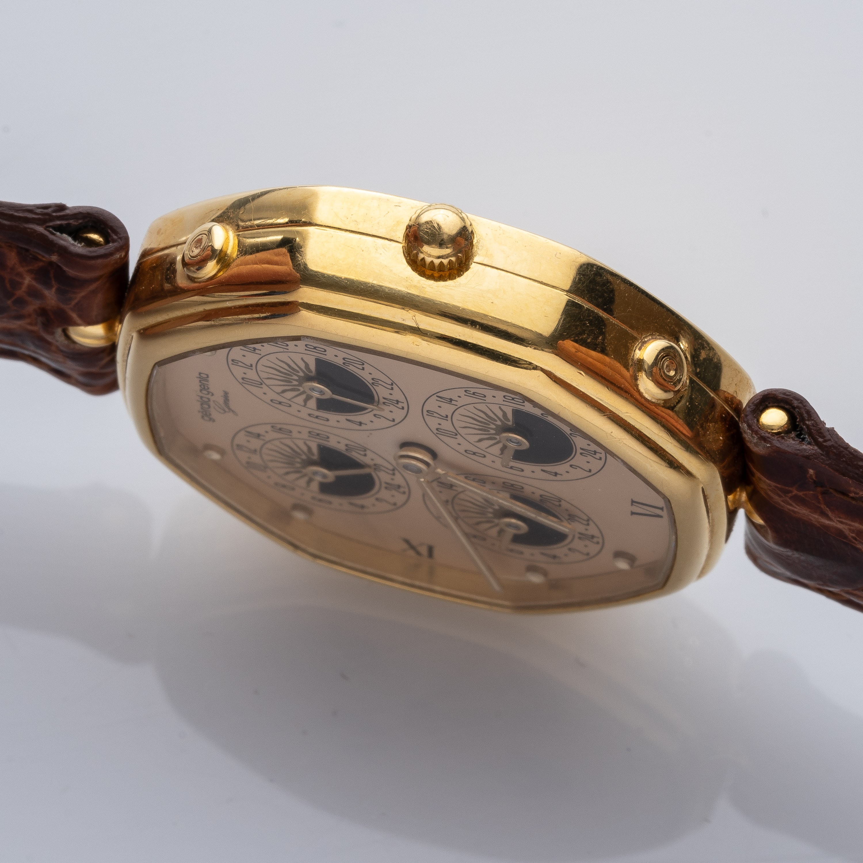 Gerald Genta - Four Time Zone, orologio al quarzo in oro giallo 18 kt con quattro fusi orari e ca...