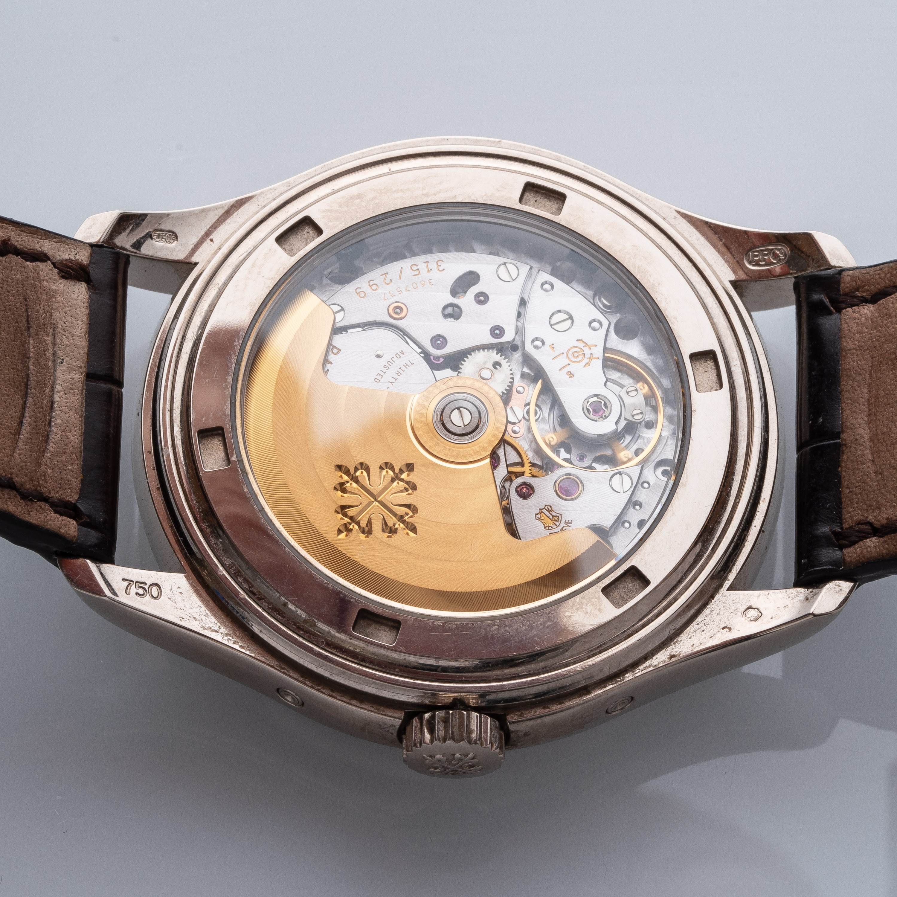 Patek Philippe - Calatrava Calendario Annuale 5146G-001, oro bianco 18 kt con quadrante bianco