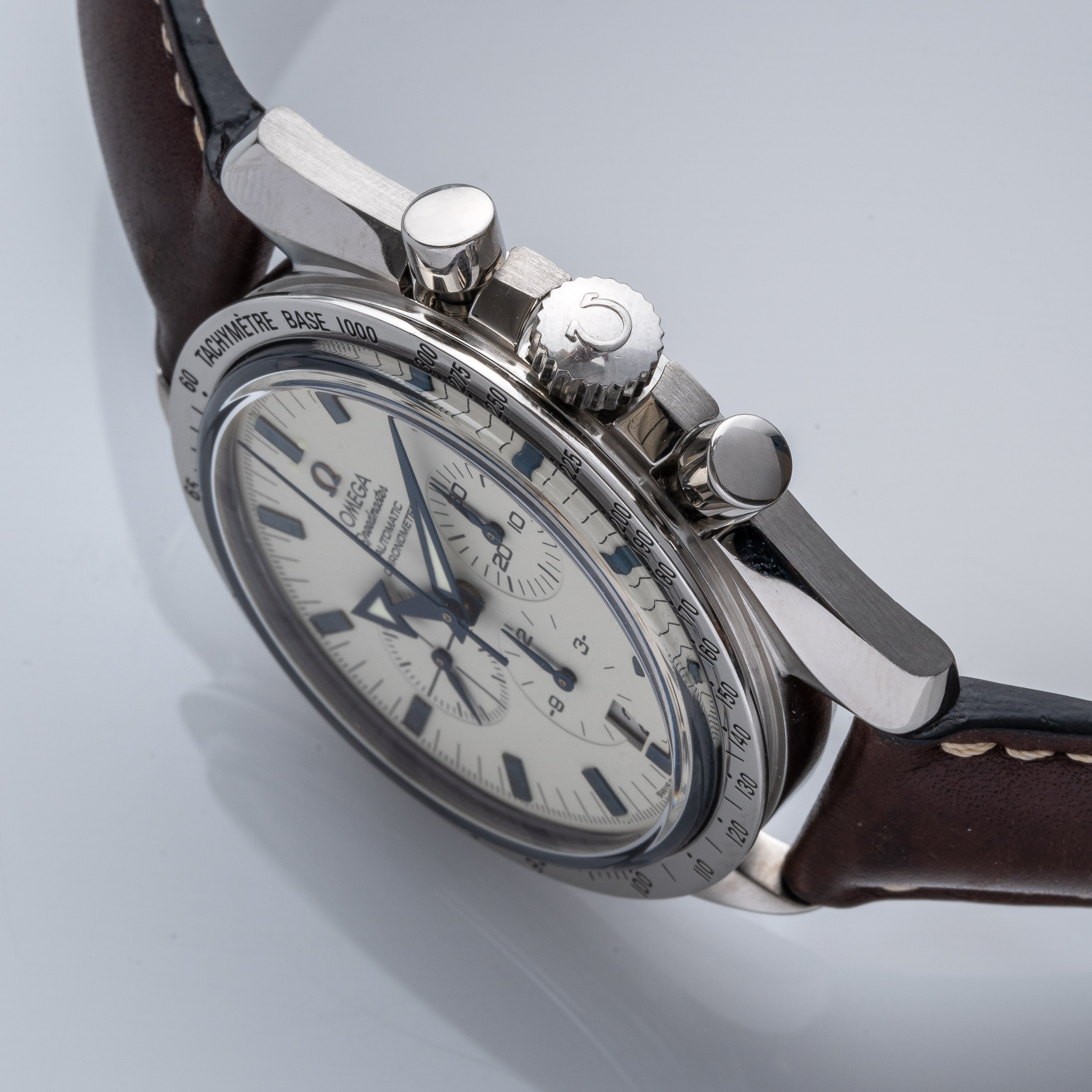 Omega - Speedmaster Automatic Broad Arrow, cronografo in acciaio con quadrante bianco