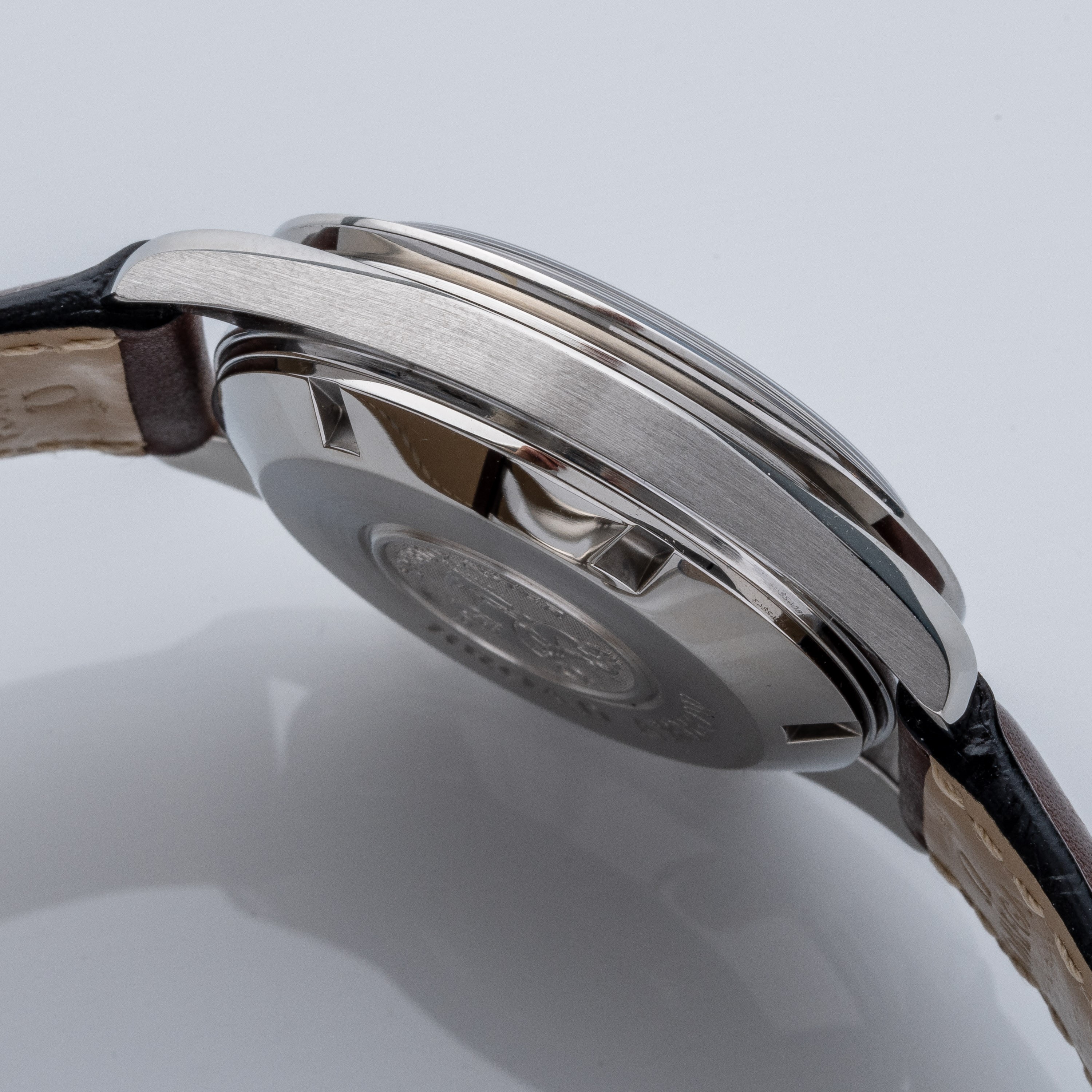 Omega - Speedmaster Automatic Broad Arrow, cronografo in acciaio con quadrante bianco