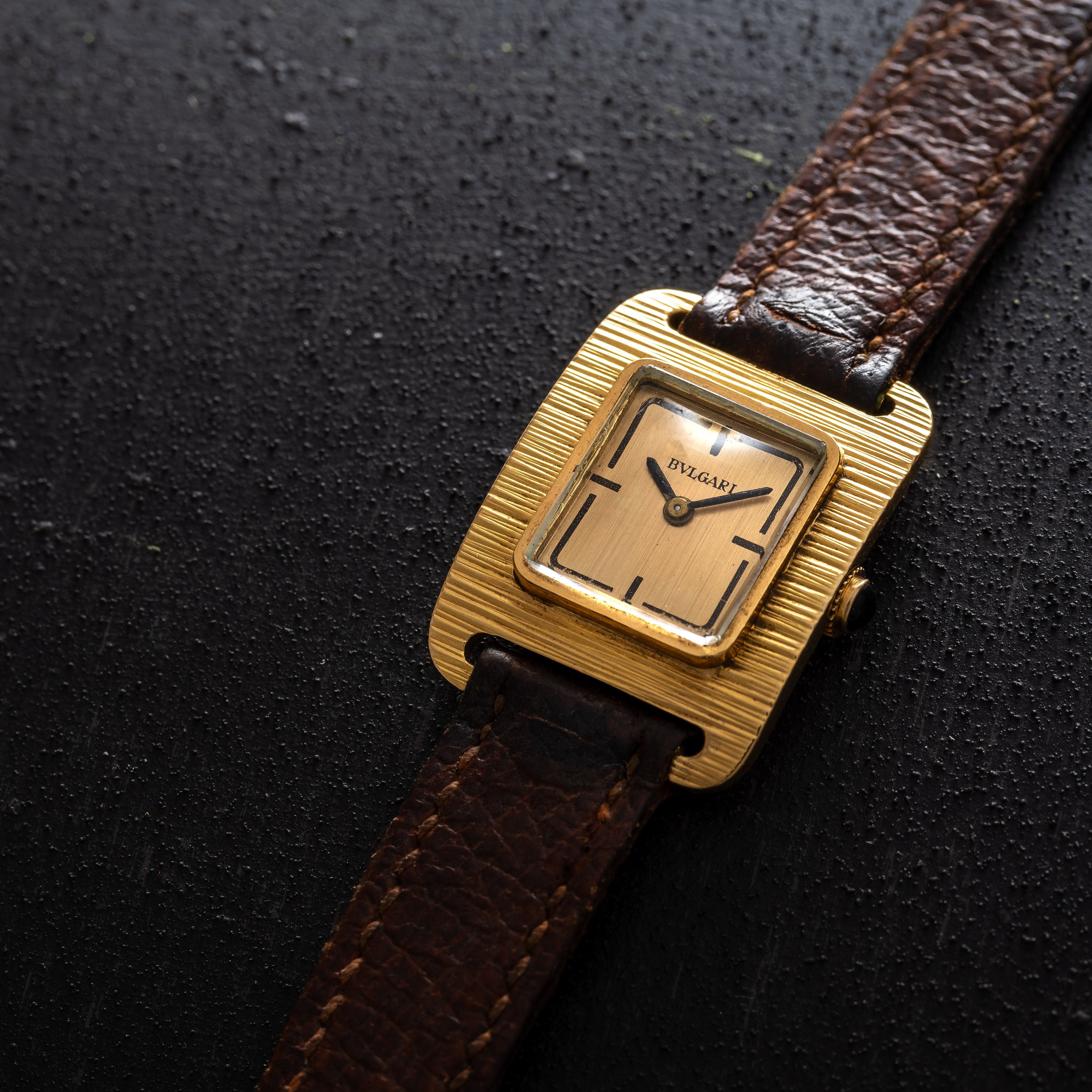 Bvlgari - Bulgari, Tank “corteccia” in oro giallo 18 kt con zaffiro cabochon
