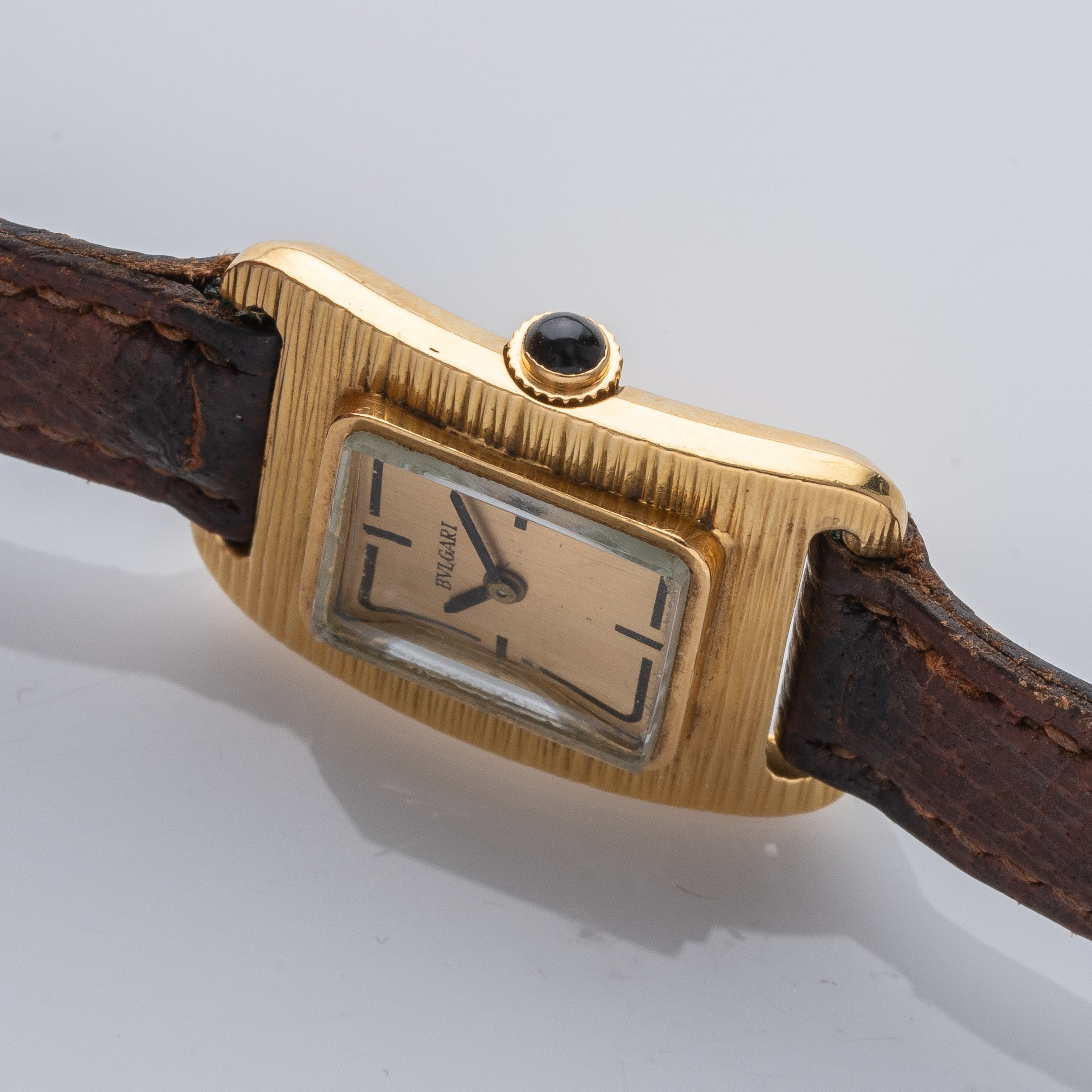 Bvlgari - Bulgari, Tank “corteccia” in oro giallo 18 kt con zaffiro cabochon