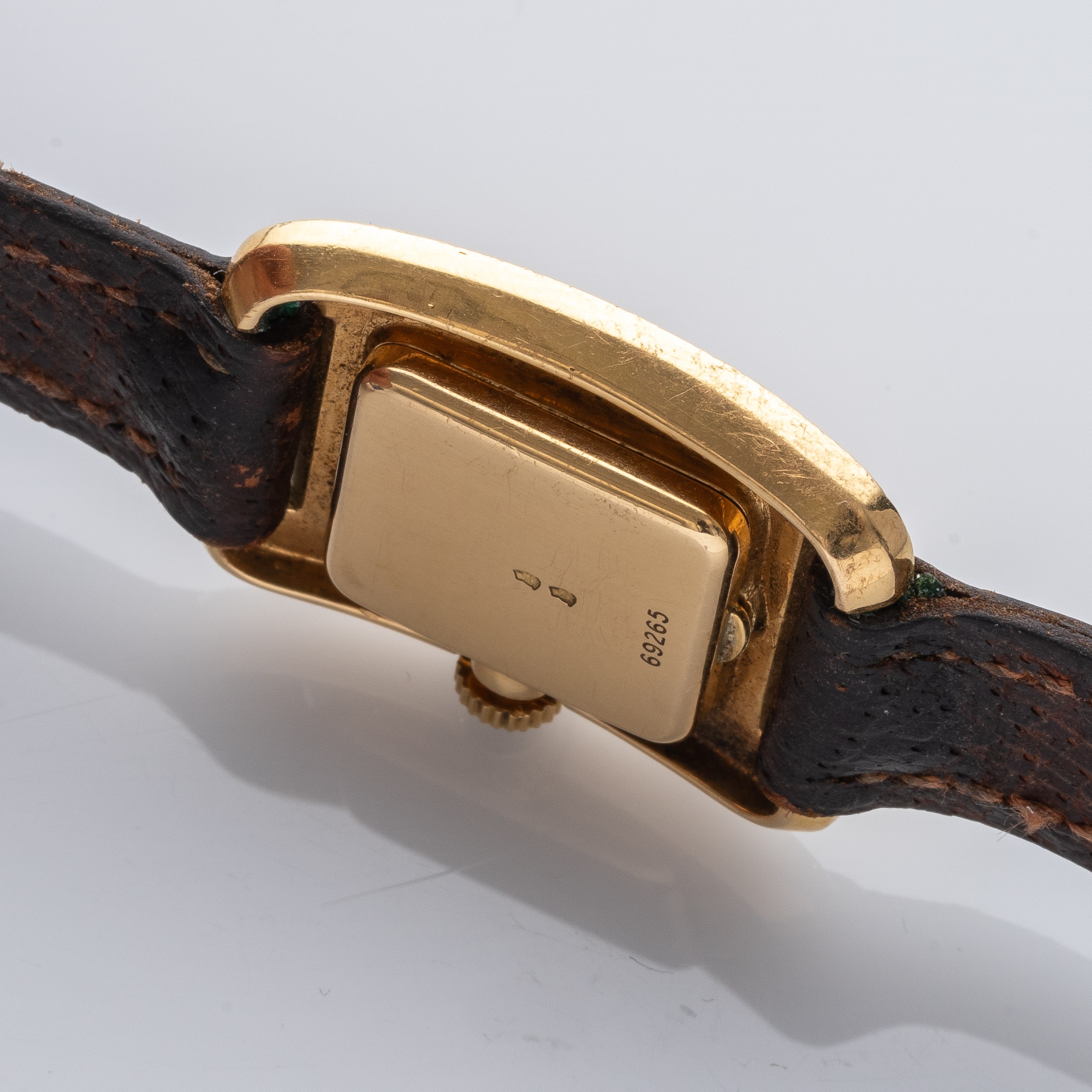 Bvlgari - Bulgari, Tank “corteccia” in oro giallo 18 kt con zaffiro cabochon