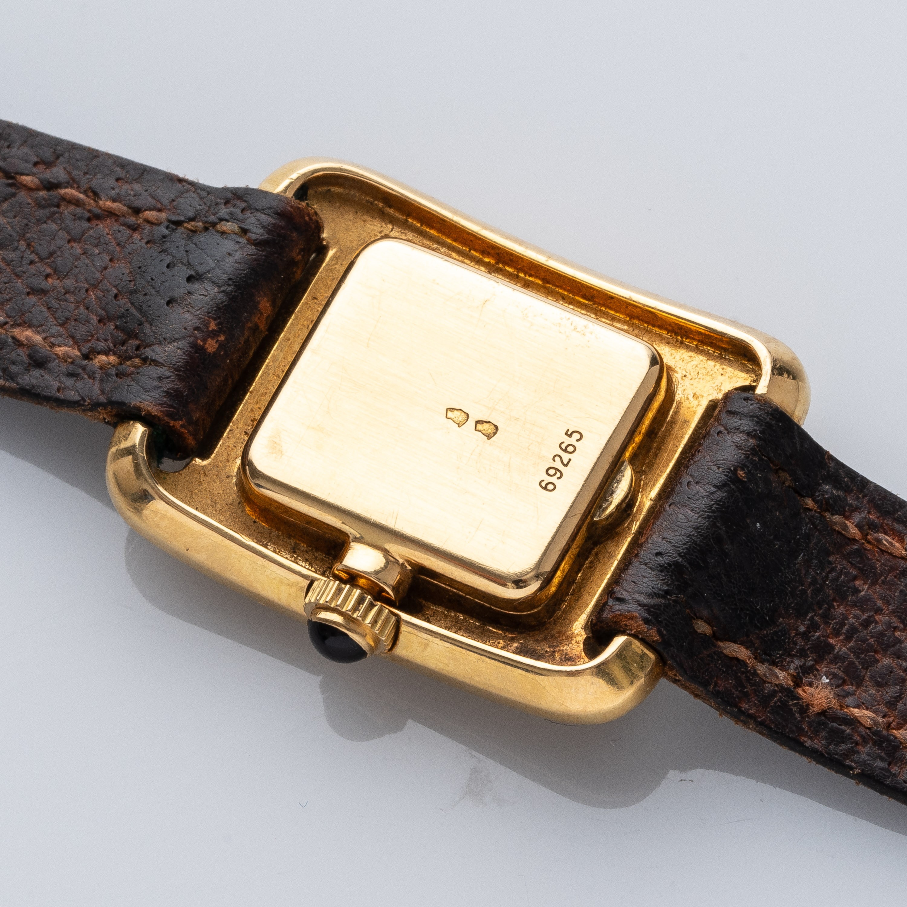 Bvlgari - Bulgari, Tank “corteccia” in oro giallo 18 kt con zaffiro cabochon