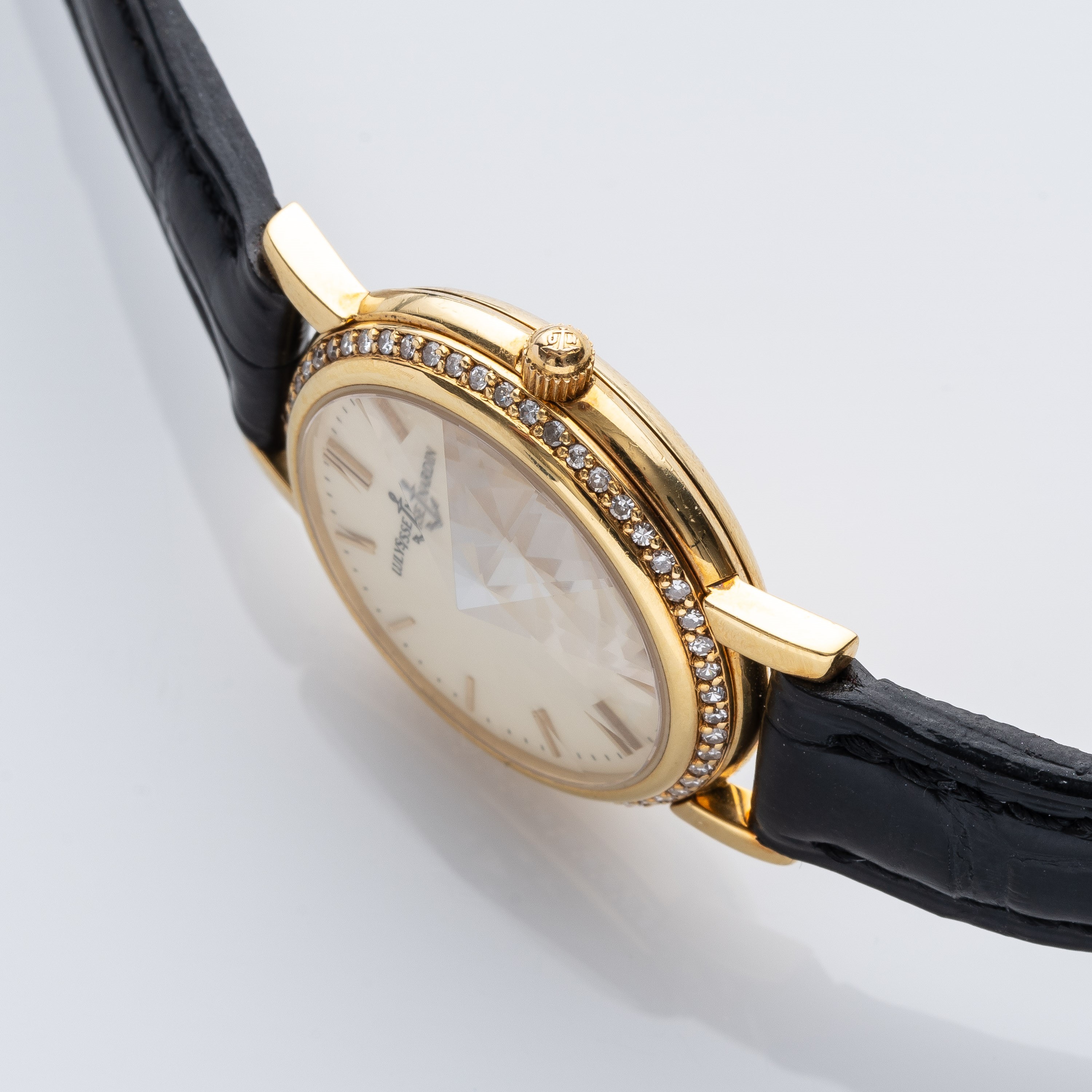 Ulysse Nardin - Orologio da donna in oro giallo 18 kt con ghiera in diamanti e datario a ore tre