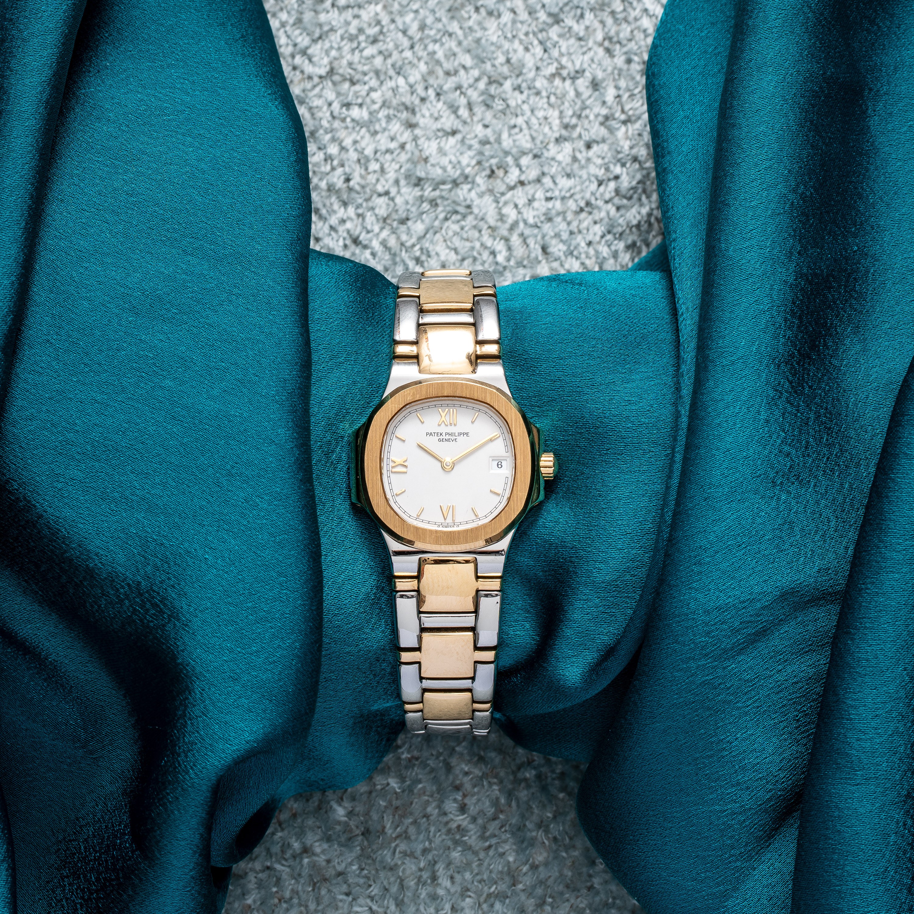Patek Philippe - Nautilus Lady 4700/51, orologio da polso al quarzo solo tempo in acciaio e oro 1...