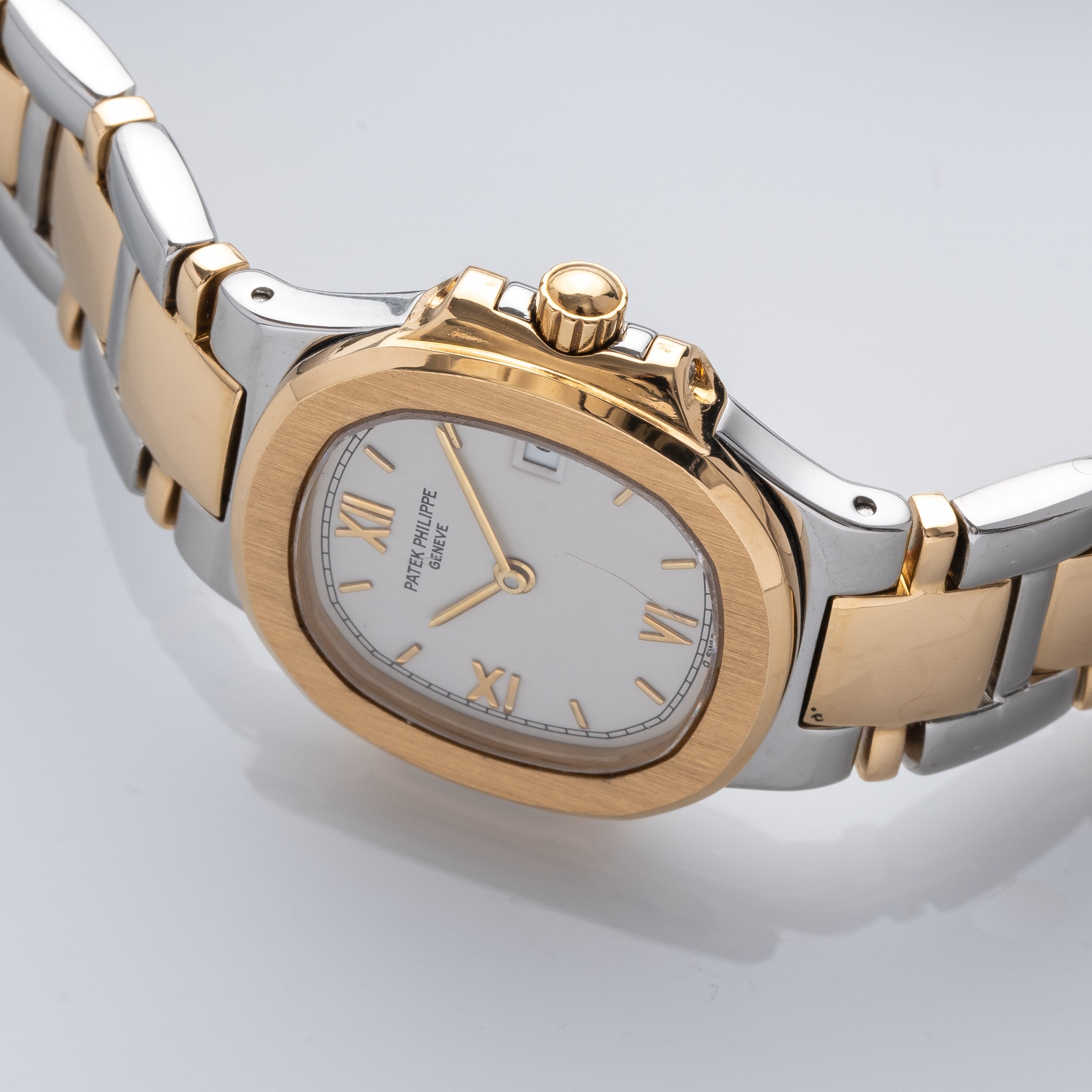 Patek Philippe - Nautilus Lady 4700/51, orologio da polso al quarzo solo tempo in acciaio e oro 1...