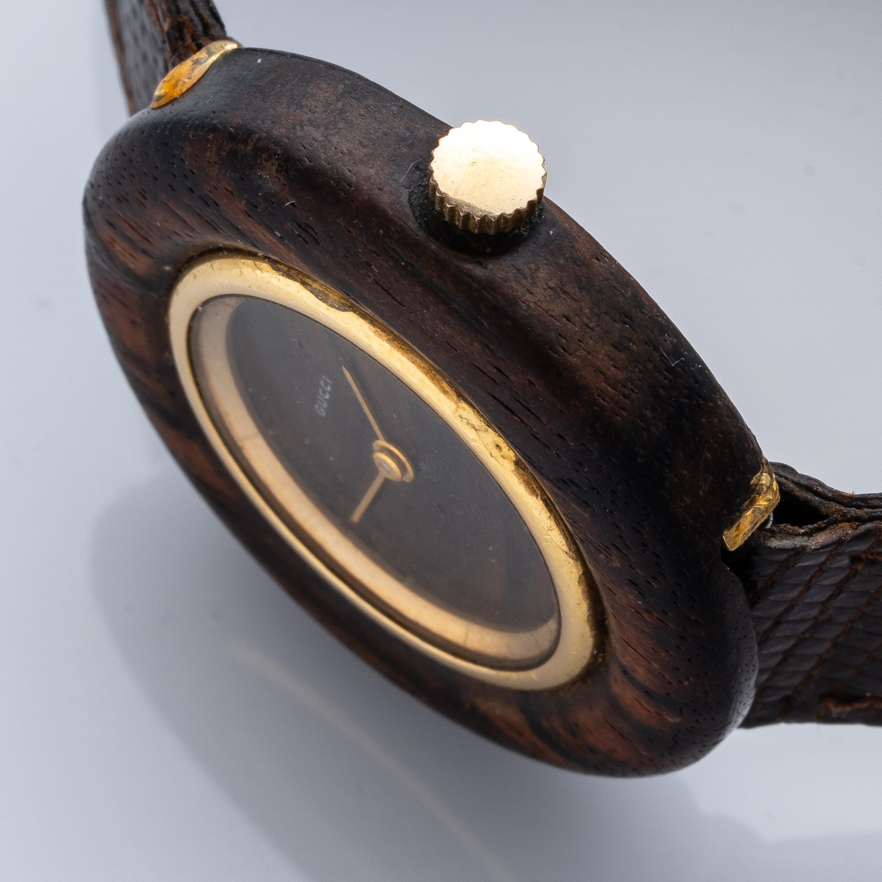 Gucci - Disco volante, orologio solo tempo in oro giallo 18 kt e radica