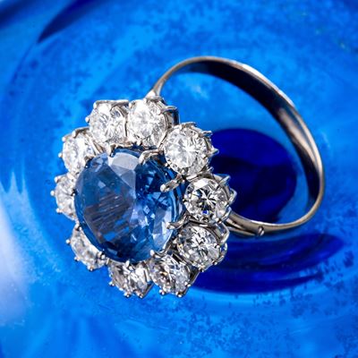 Oro bianco 18 kt, Anello con zaffiro di Ceylon e diamanti
