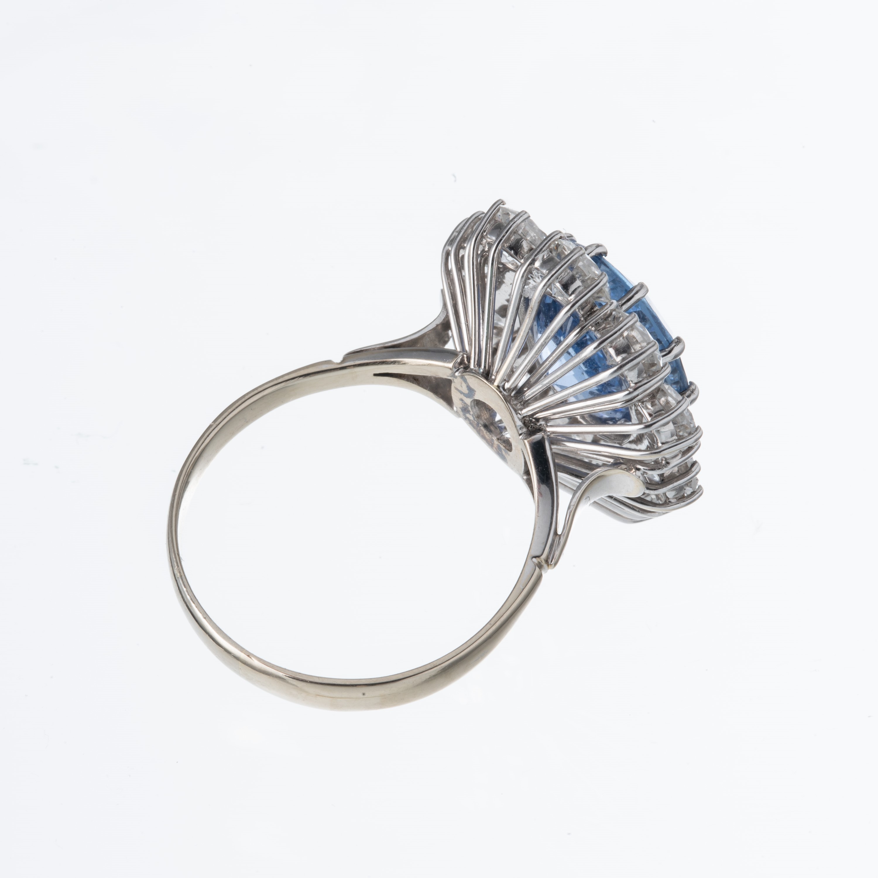 Oro bianco 18 kt, Anello con zaffiro di Ceylon e diamanti
