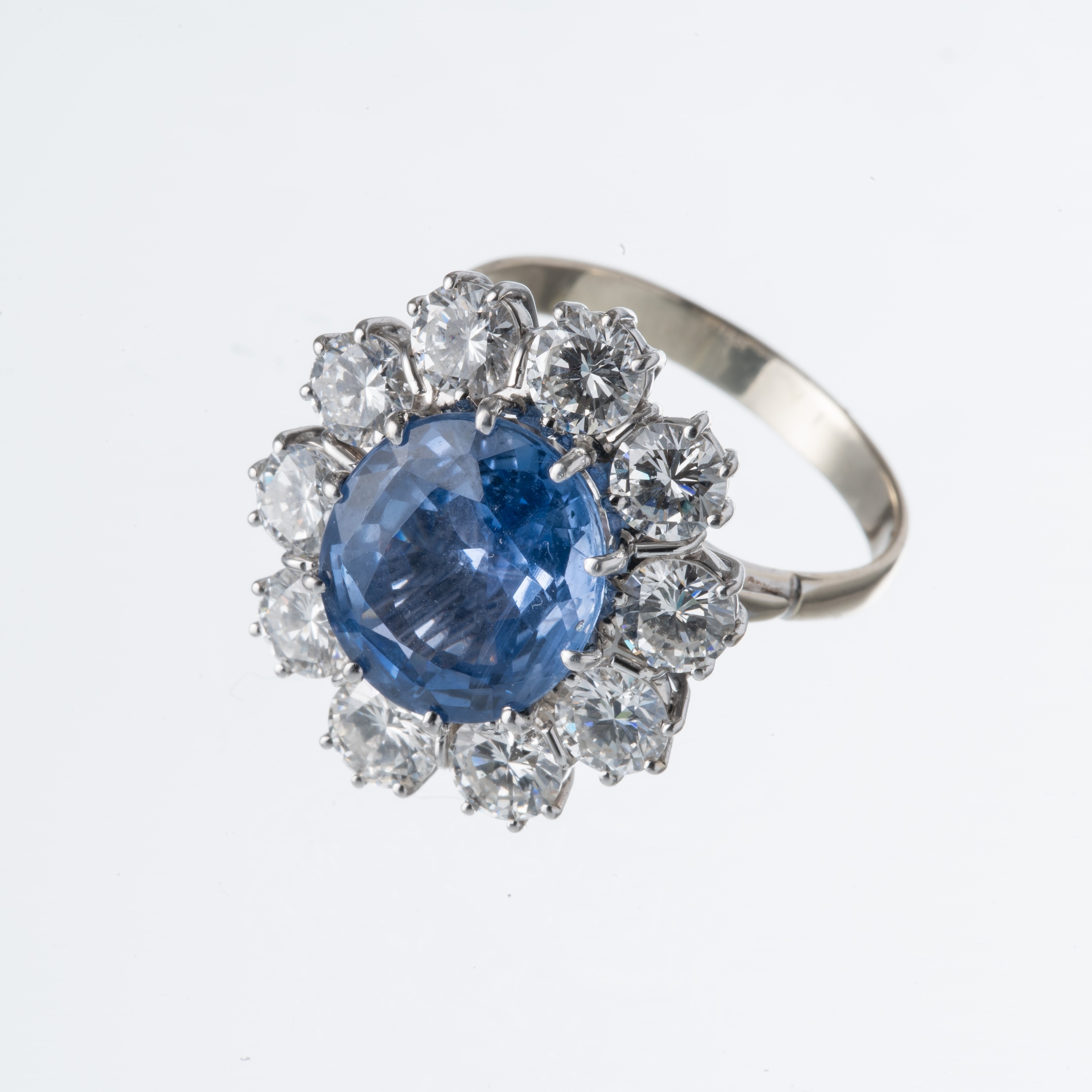 Oro bianco 18 kt, Anello con zaffiro di Ceylon e diamanti