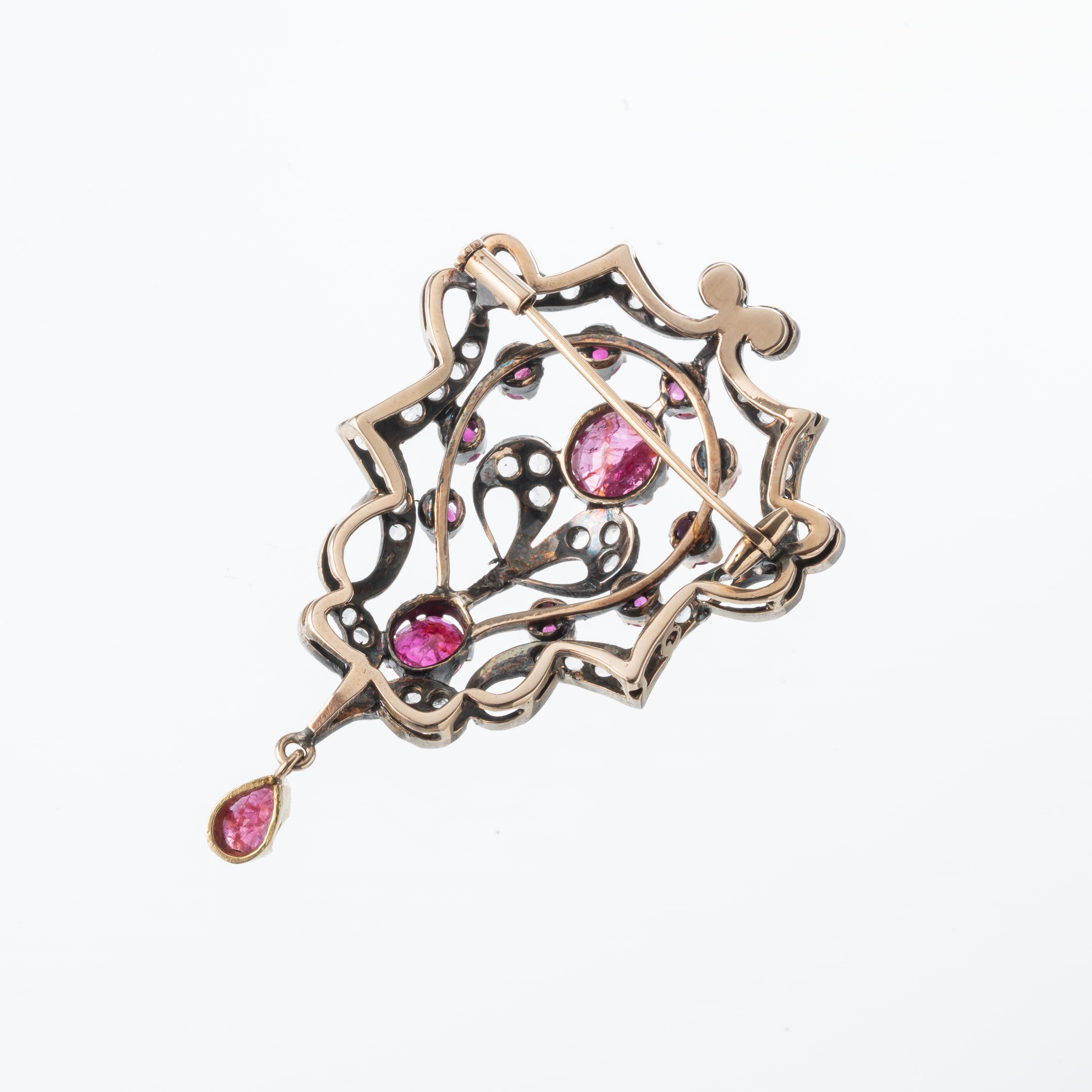 Spilla/ ciondolo in oro bianco 18 kt con rubini e diamanti a rosetta, motivo floreale