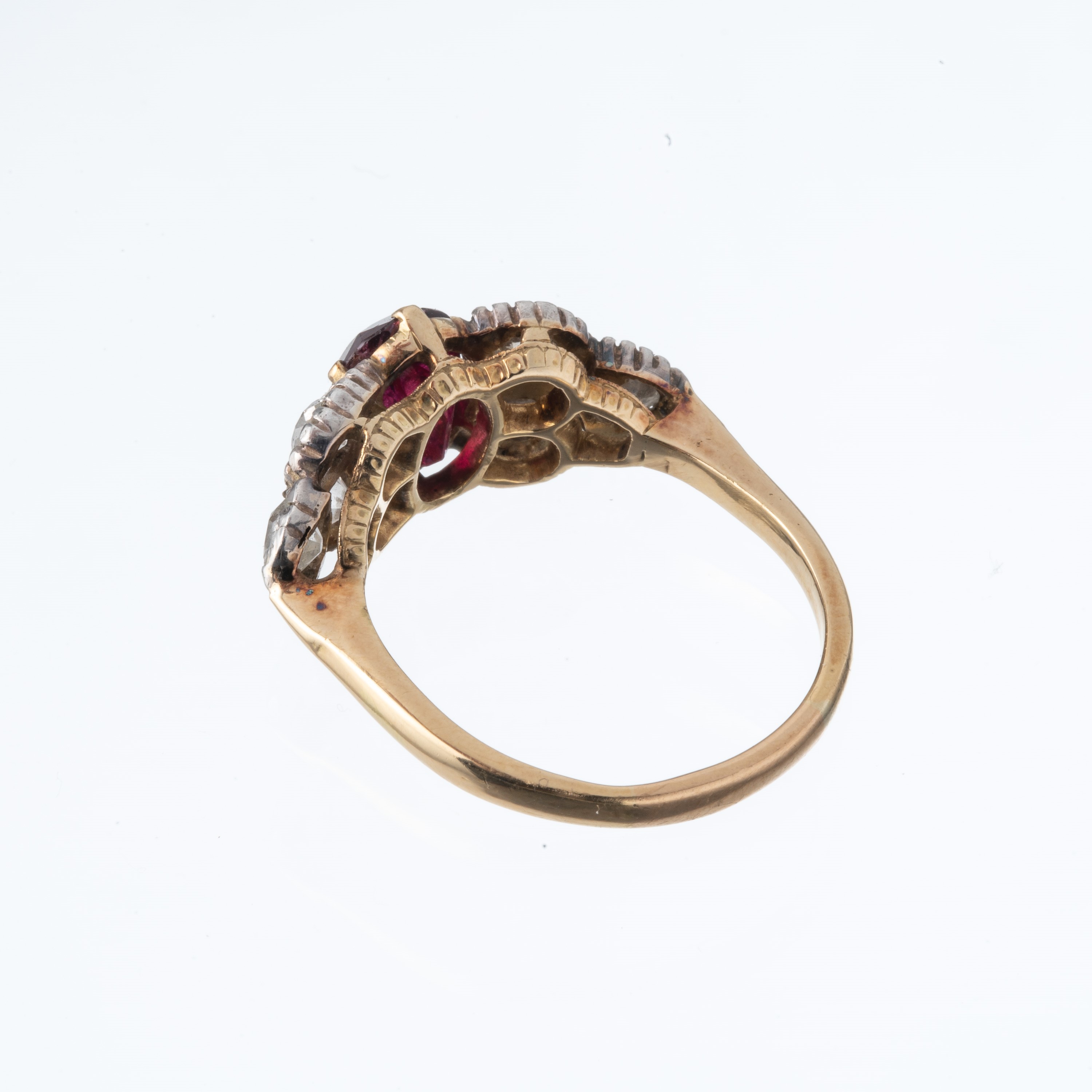Anello in oro giallo 18 kt e argento con rubino e diamanti