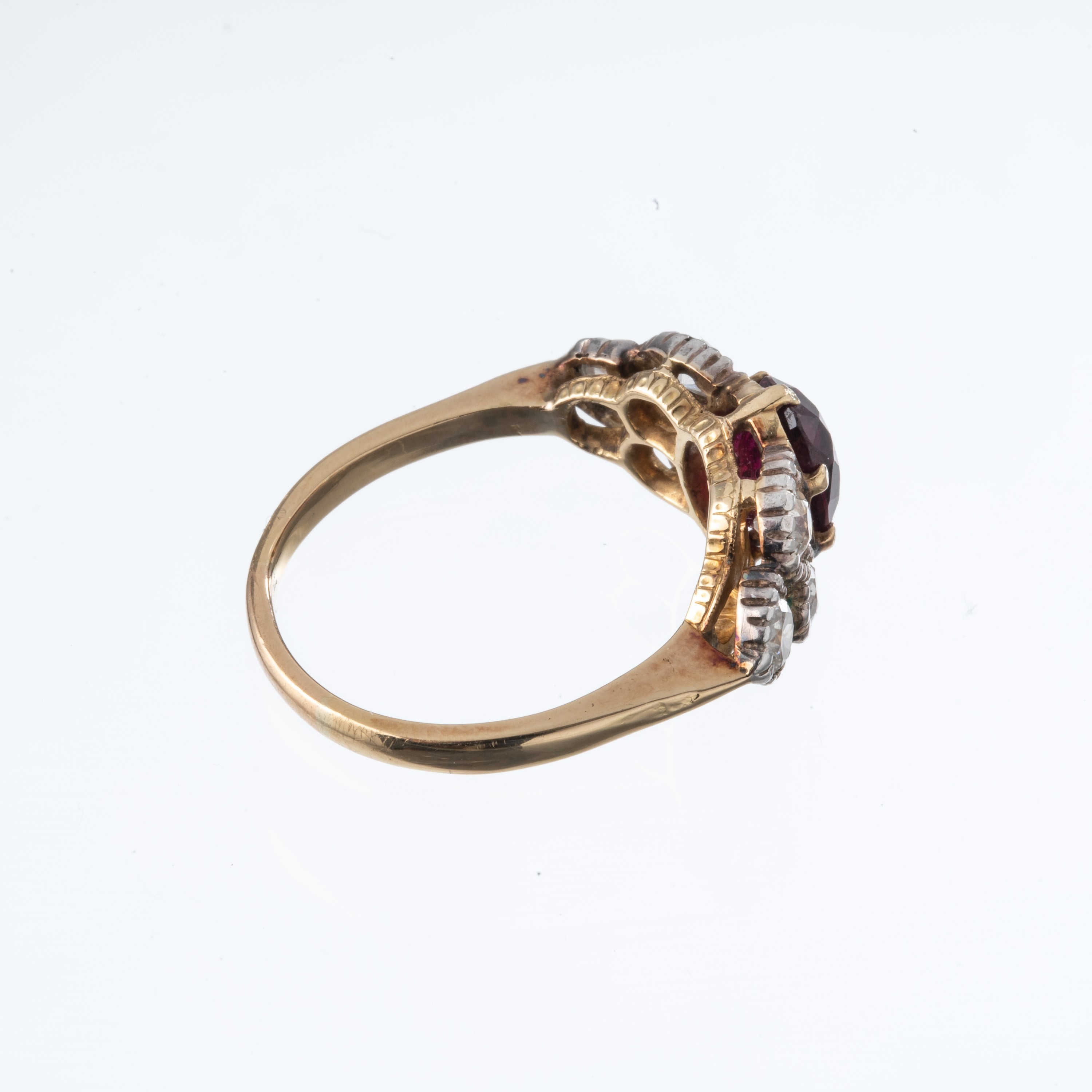 Anello in oro giallo 18 kt e argento con rubino e diamanti