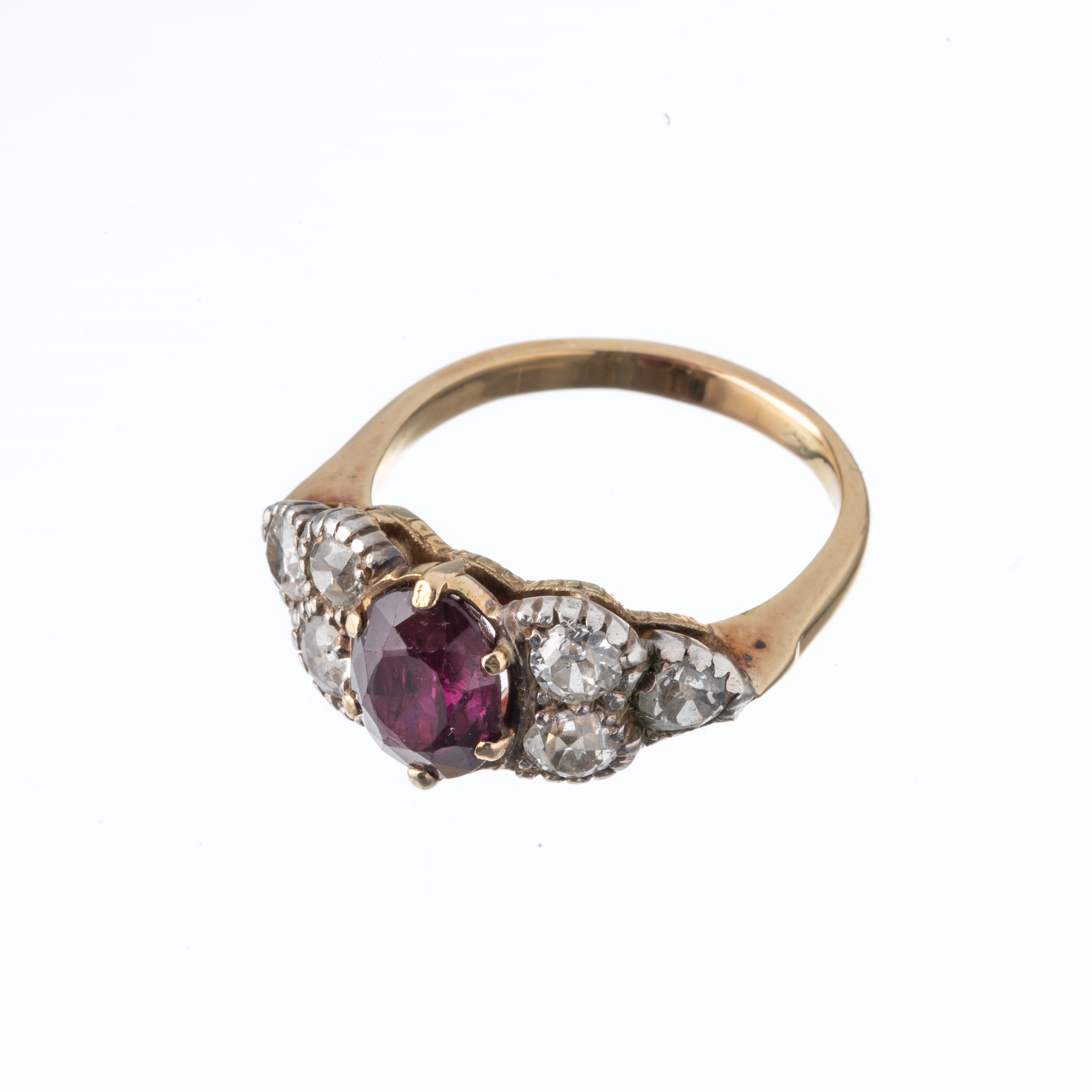 Anello in oro giallo 18 kt e argento con rubino e diamanti