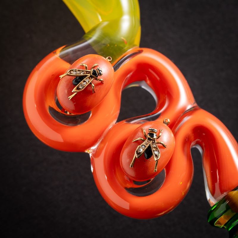 Orecchini, “Apine”, oro giallo 18 kt con diamanti e corallo arancio su due spole