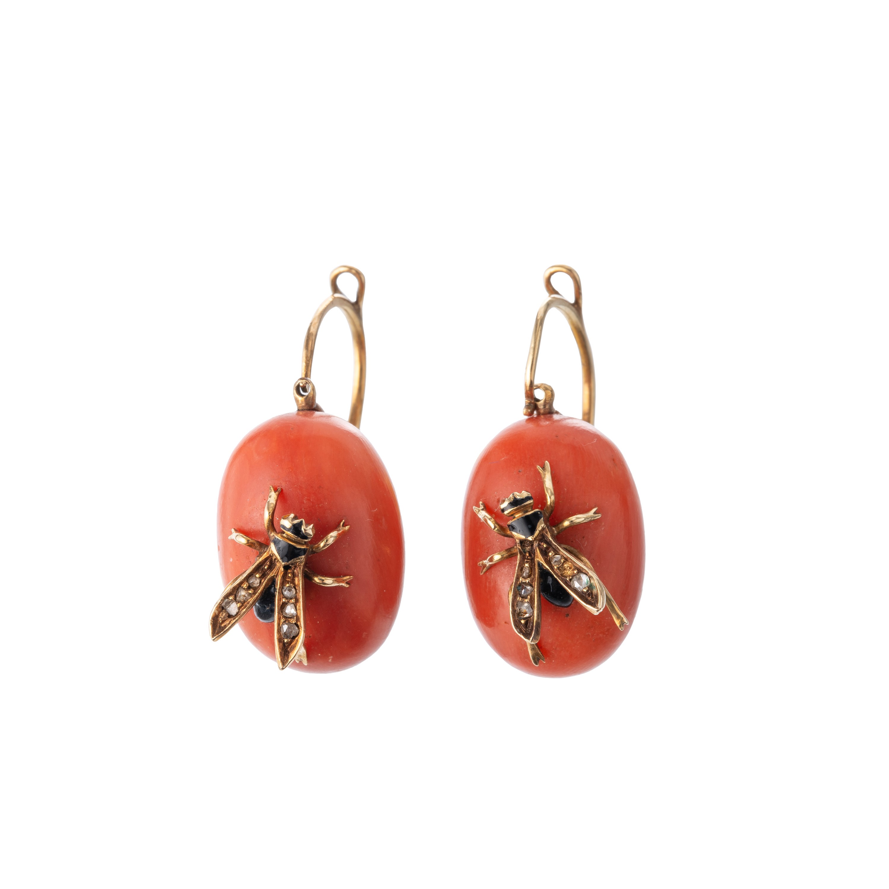 Orecchini, “Apine”, oro giallo 18 kt con diamanti e corallo arancio su due spole