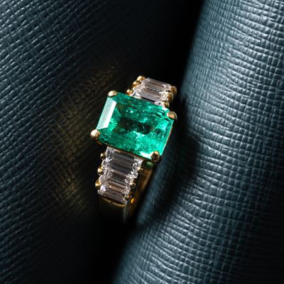 Oro giallo 18 kt, anello con smeraldo colombiano 2,70 ct e diamanti baguette 0,80 ct