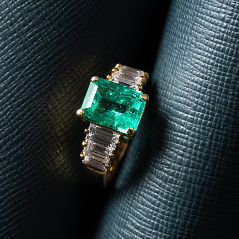 Oro giallo 18 kt, anello con smeraldo colombiano 2,70 ct e diamanti baguette 0,80 ct