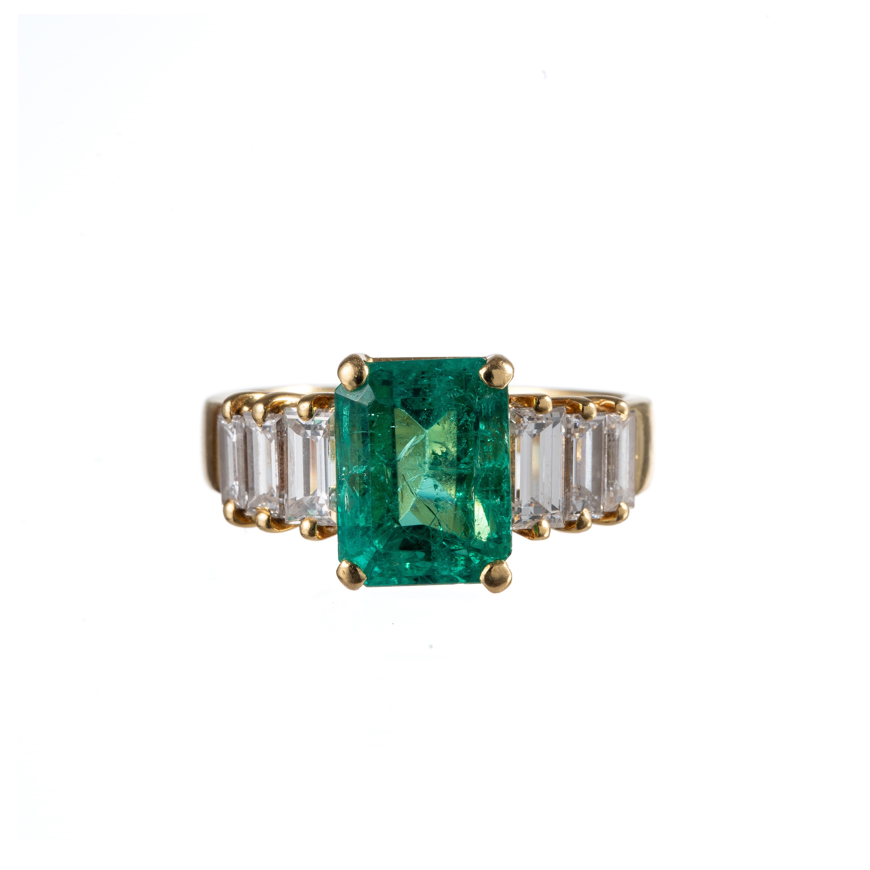 Oro giallo 18 kt, anello con smeraldo colombiano 2,70 ct e diamanti baguette 0,80 ct