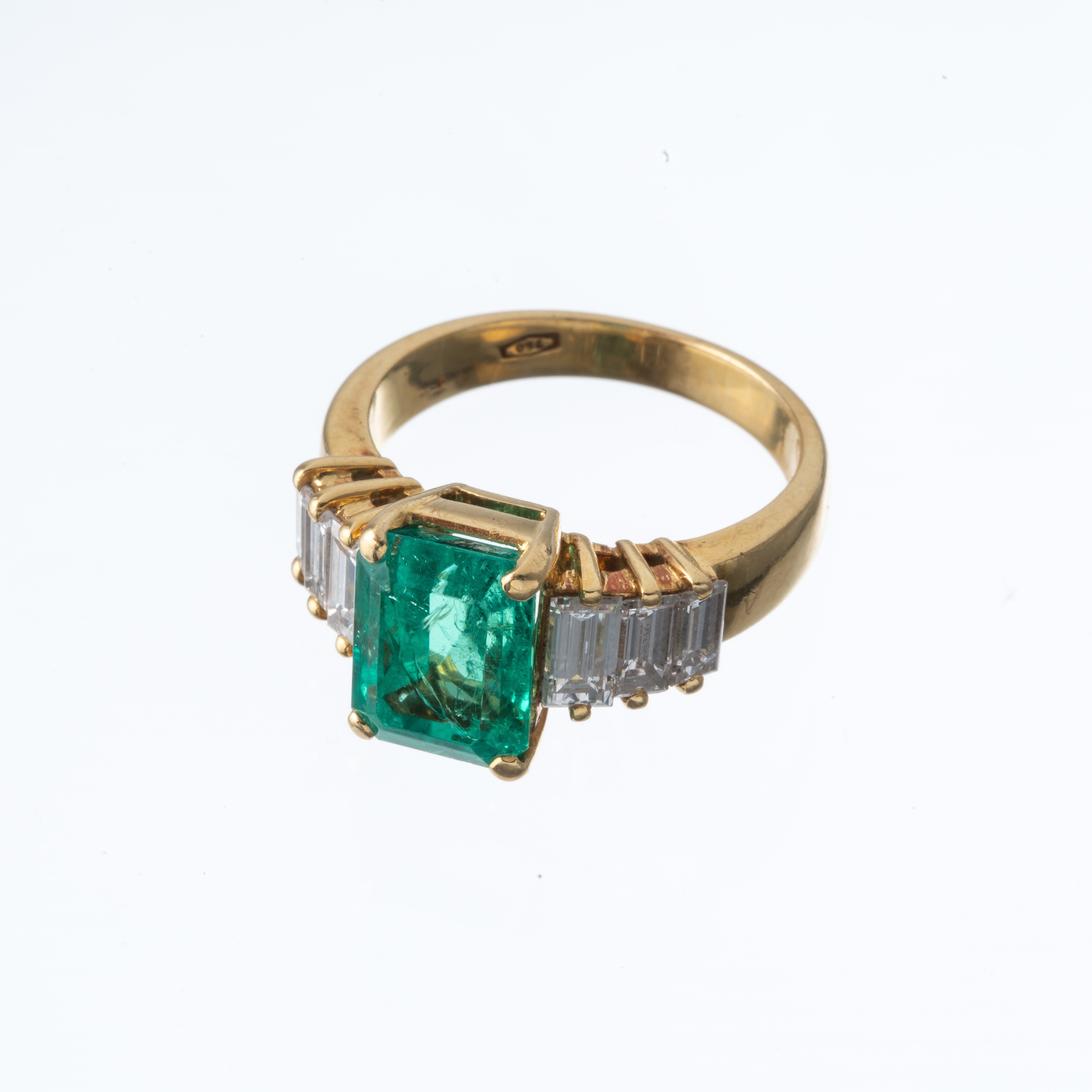 Oro giallo 18 kt, anello con smeraldo colombiano 2,70 ct e diamanti baguette 0,80 ct