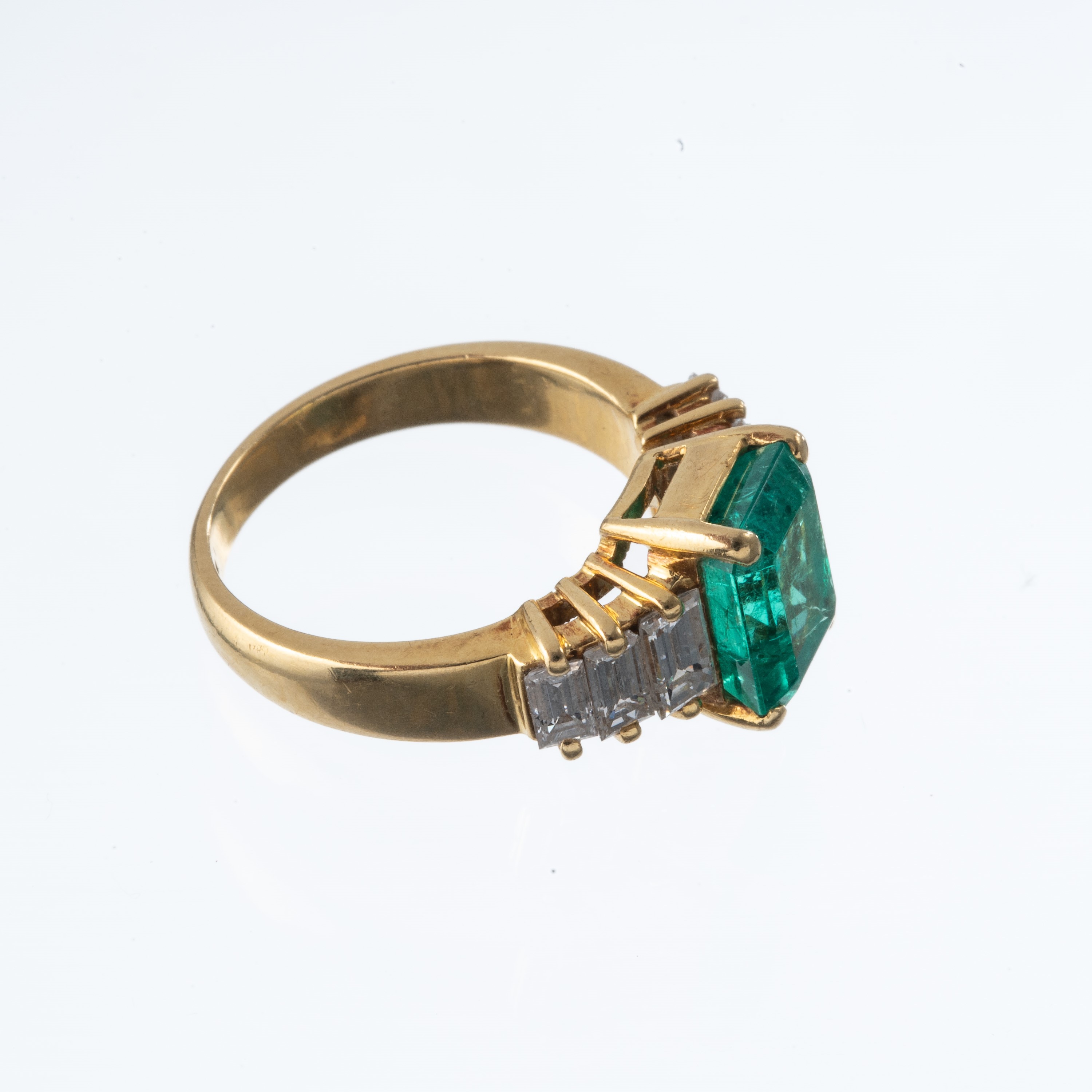Oro giallo 18 kt, anello con smeraldo colombiano 2,70 ct e diamanti baguette 0,80 ct