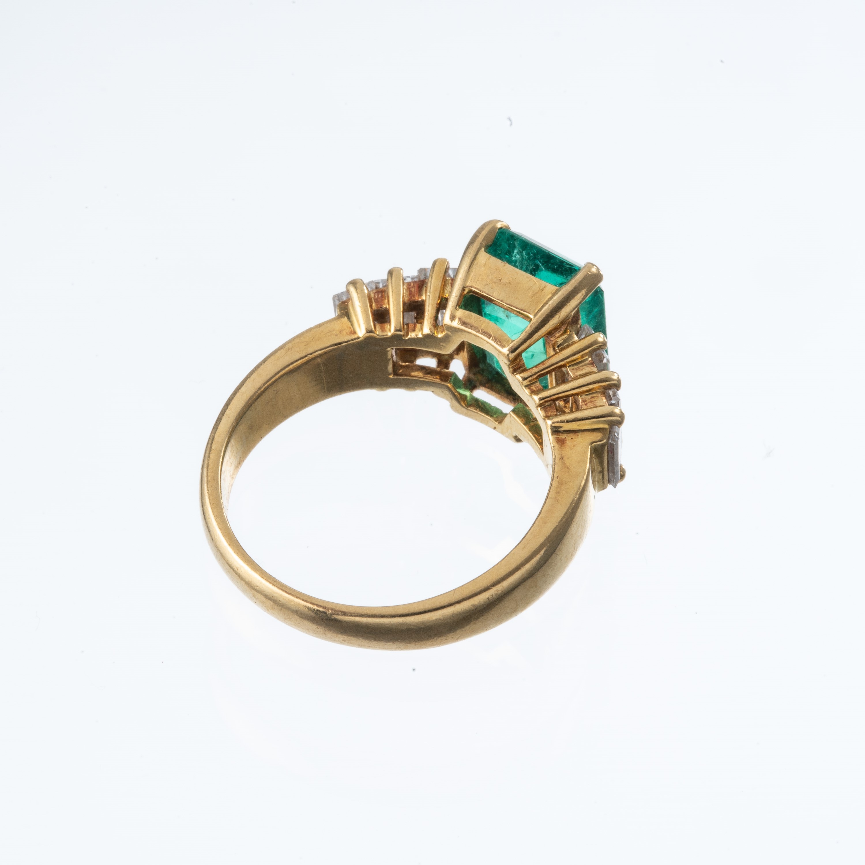 Oro giallo 18 kt, anello con smeraldo colombiano 2,70 ct e diamanti baguette 0,80 ct