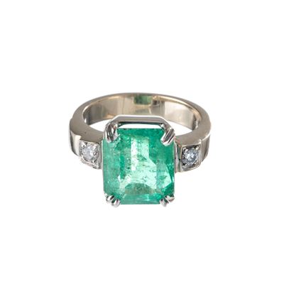 Oro bianco 18 kt, Anello con smeraldo ct 4 e due brillanti