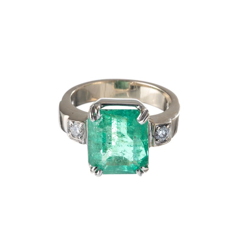 Oro bianco 18 kt, Anello con smeraldo ct 4 e due brillanti