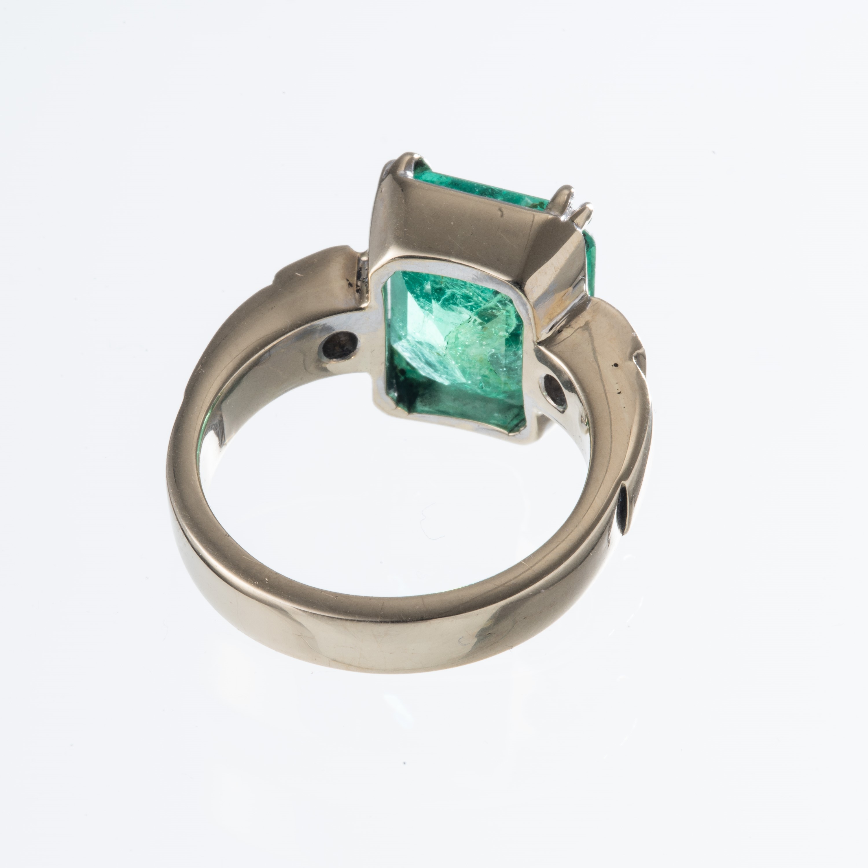 Oro bianco 18 kt, Anello con smeraldo ct 4 e due brillanti