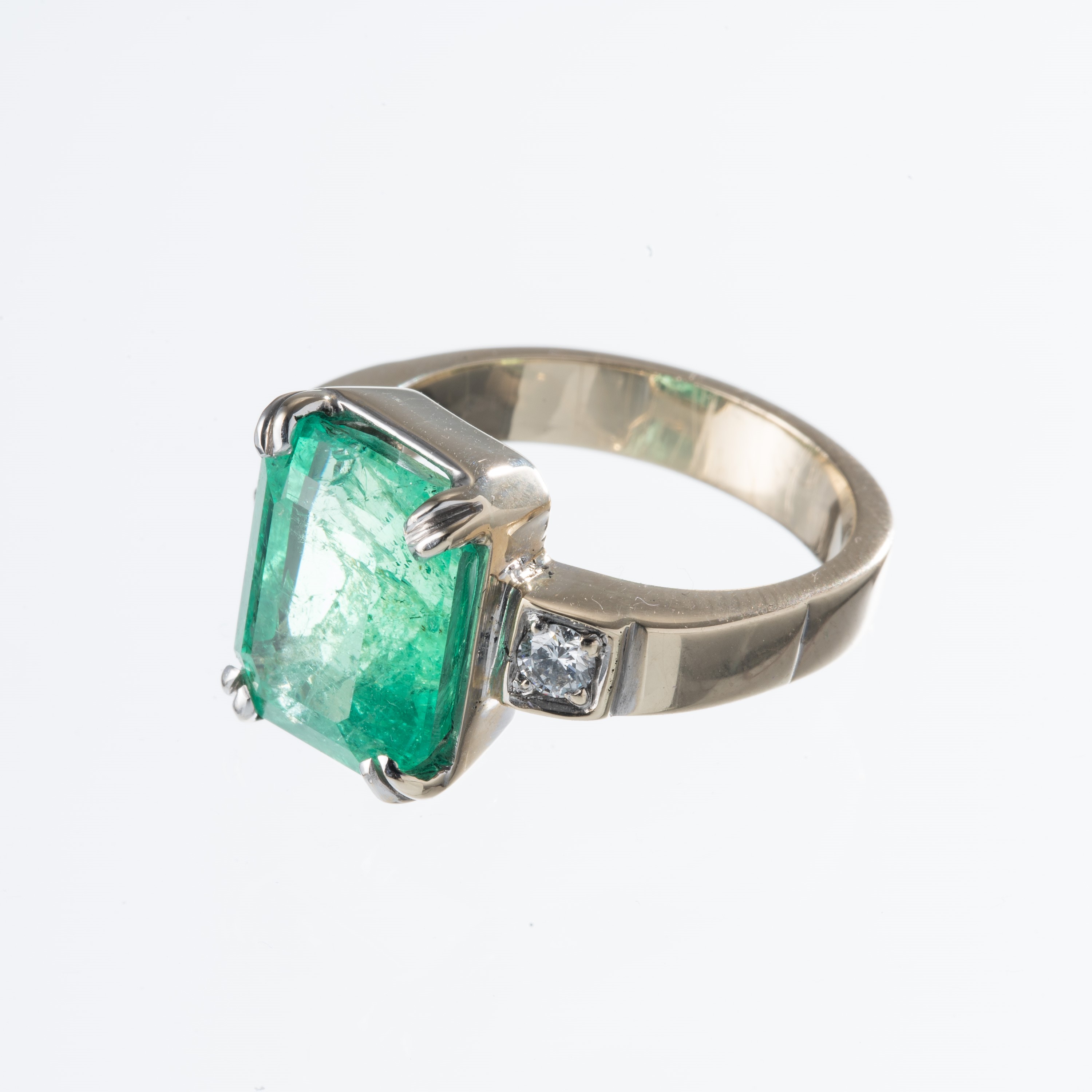 Oro bianco 18 kt, Anello con smeraldo ct 4 e due brillanti