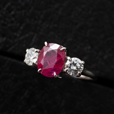 Anello in oro bianco con rubino e due diamanti laterali
